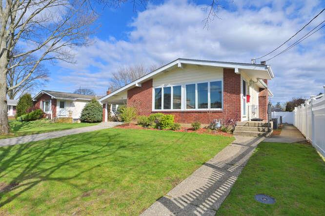 10 Pickwick Dr S Property Photo