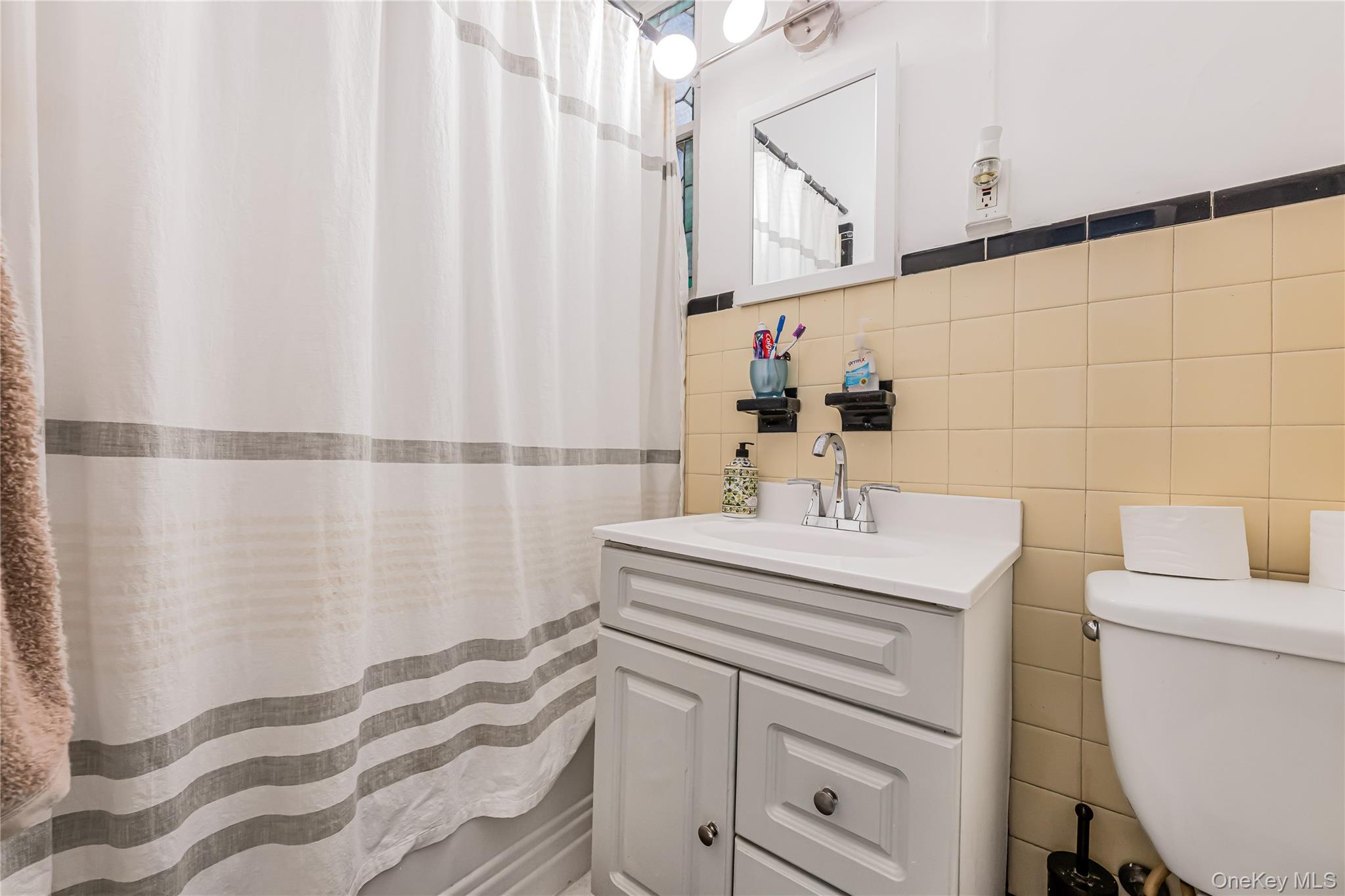 2884 Valentine Avenue Property Photo 14