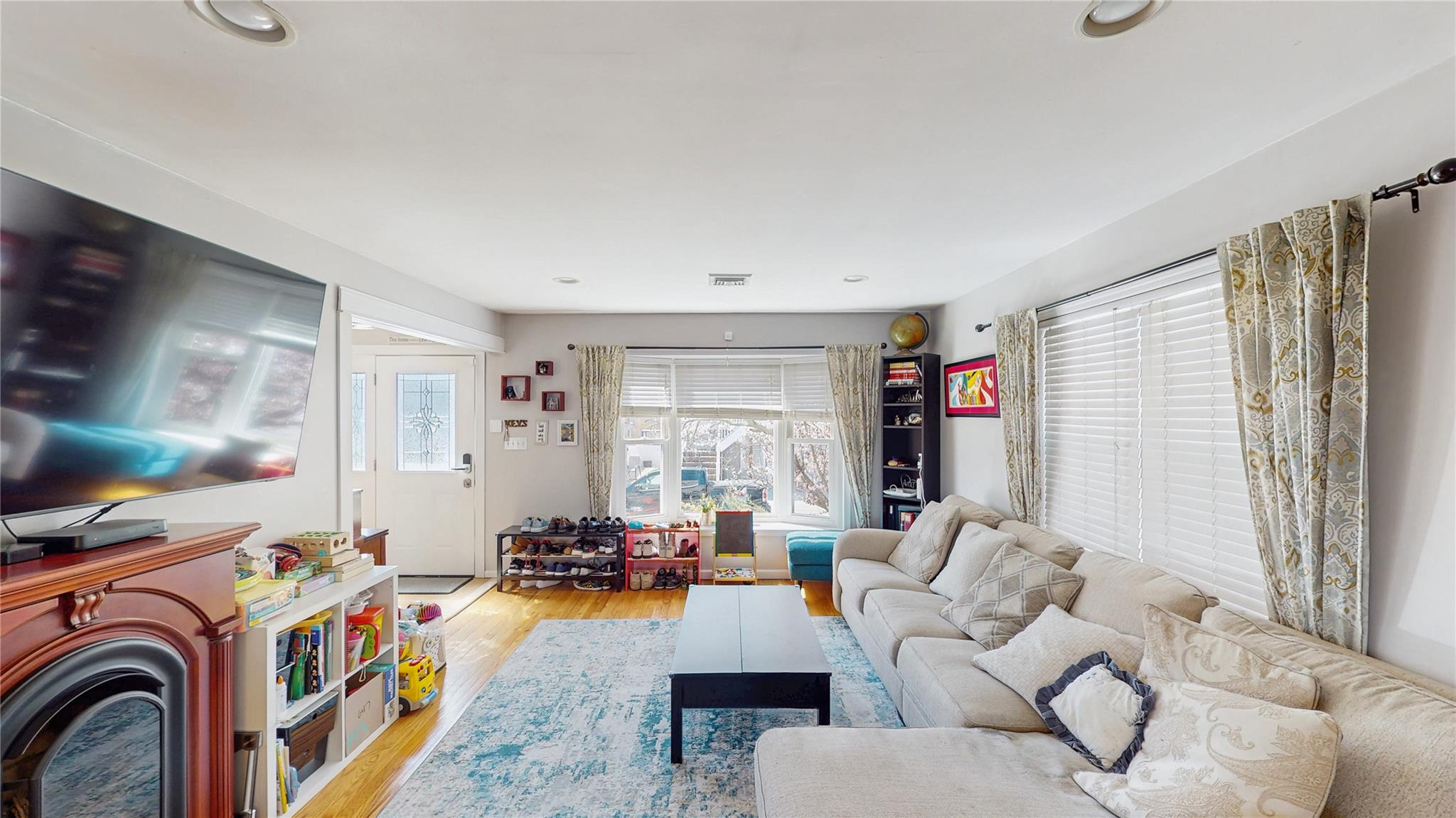 647 Lincoln Street Property Photo 2