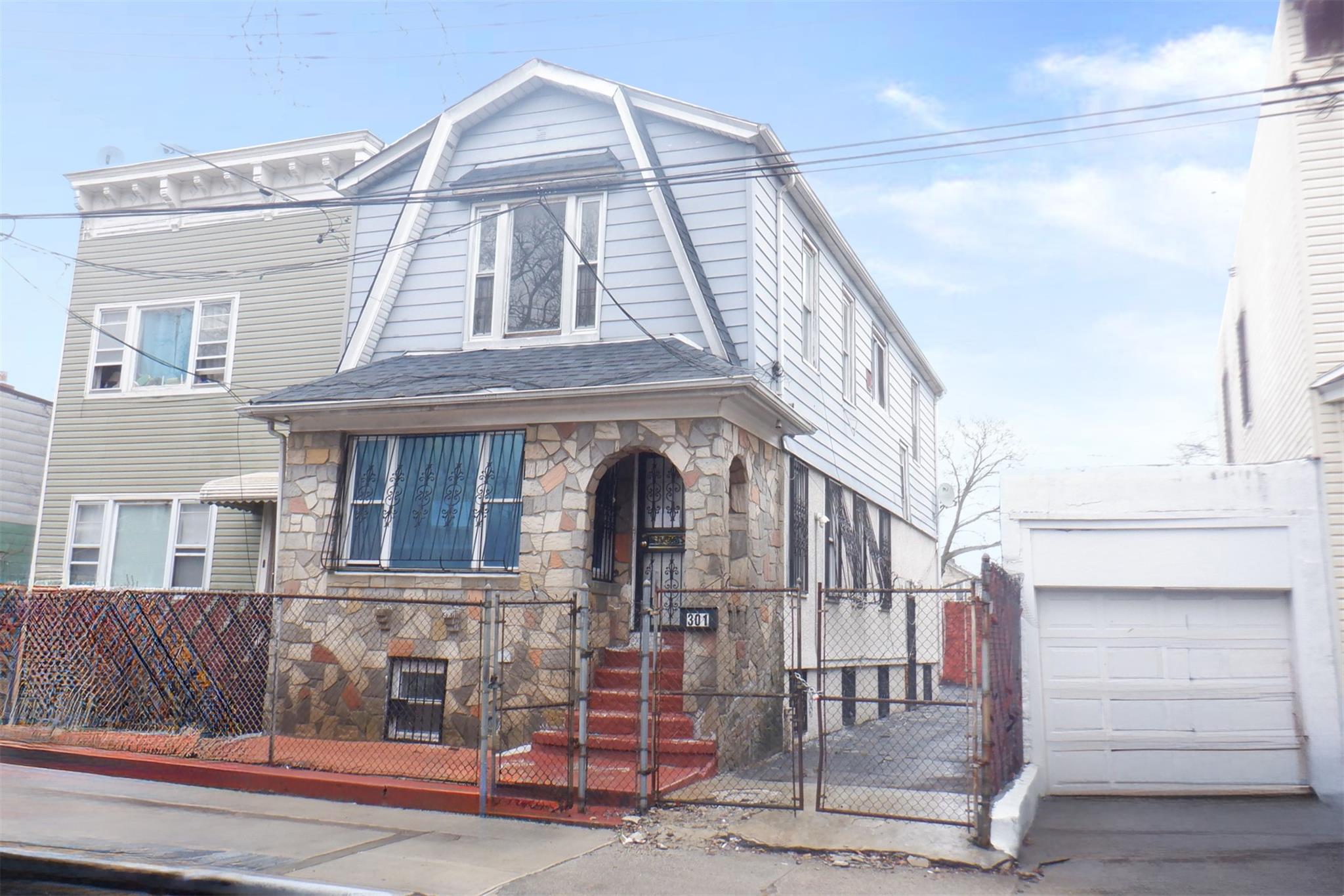 301 E 40th Street Property Photo