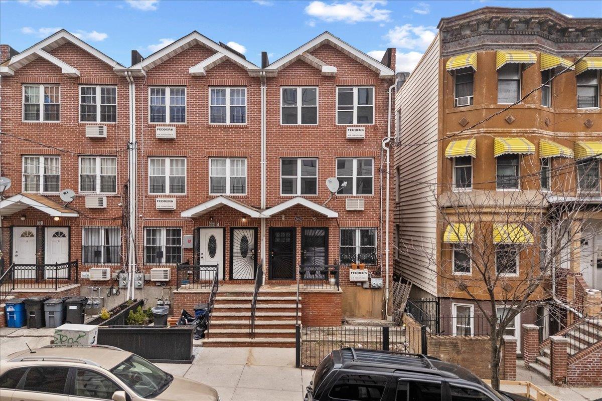 664 Manida Street Property Photo