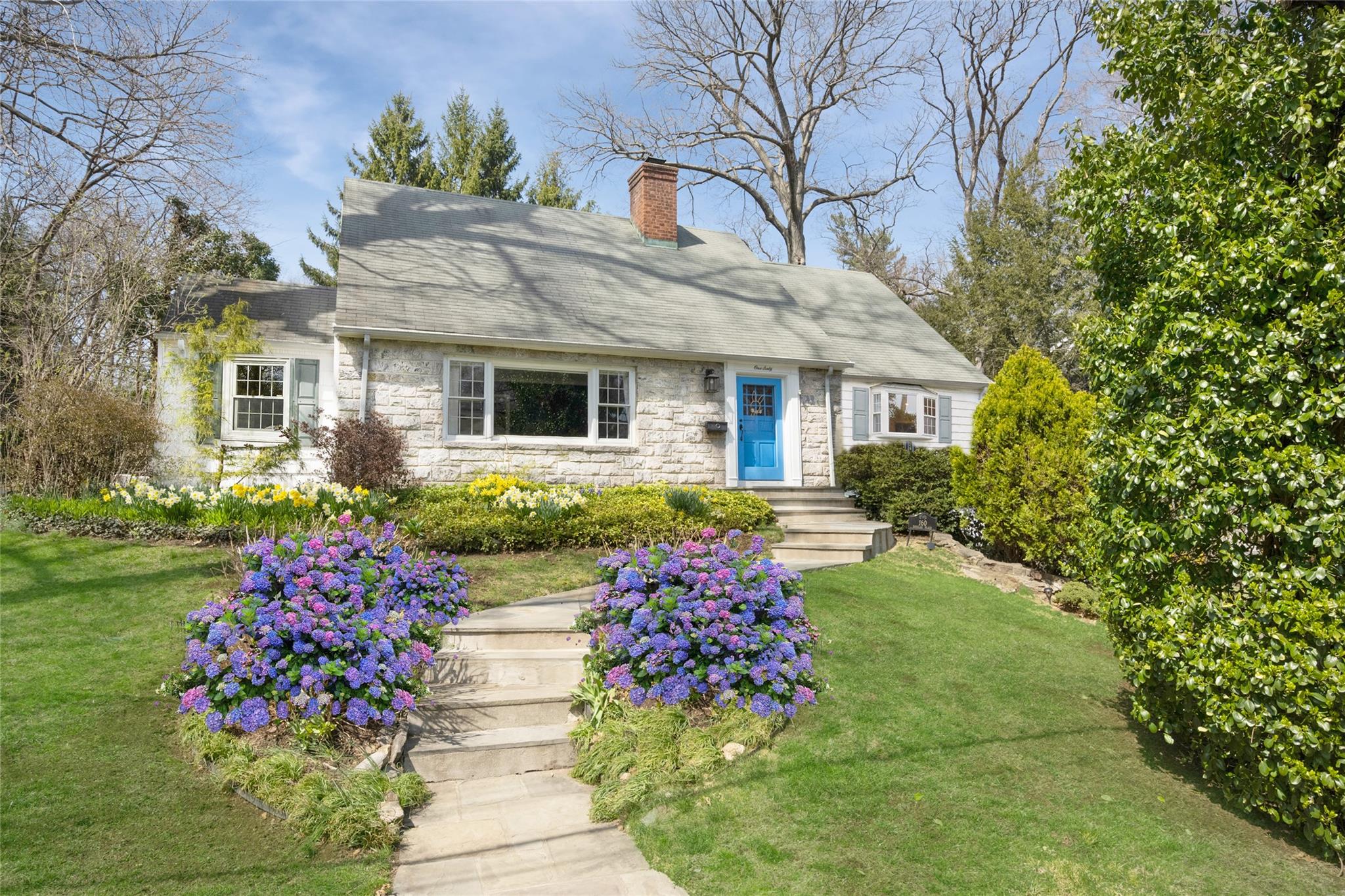 160 Douglas Pl Property Photo
