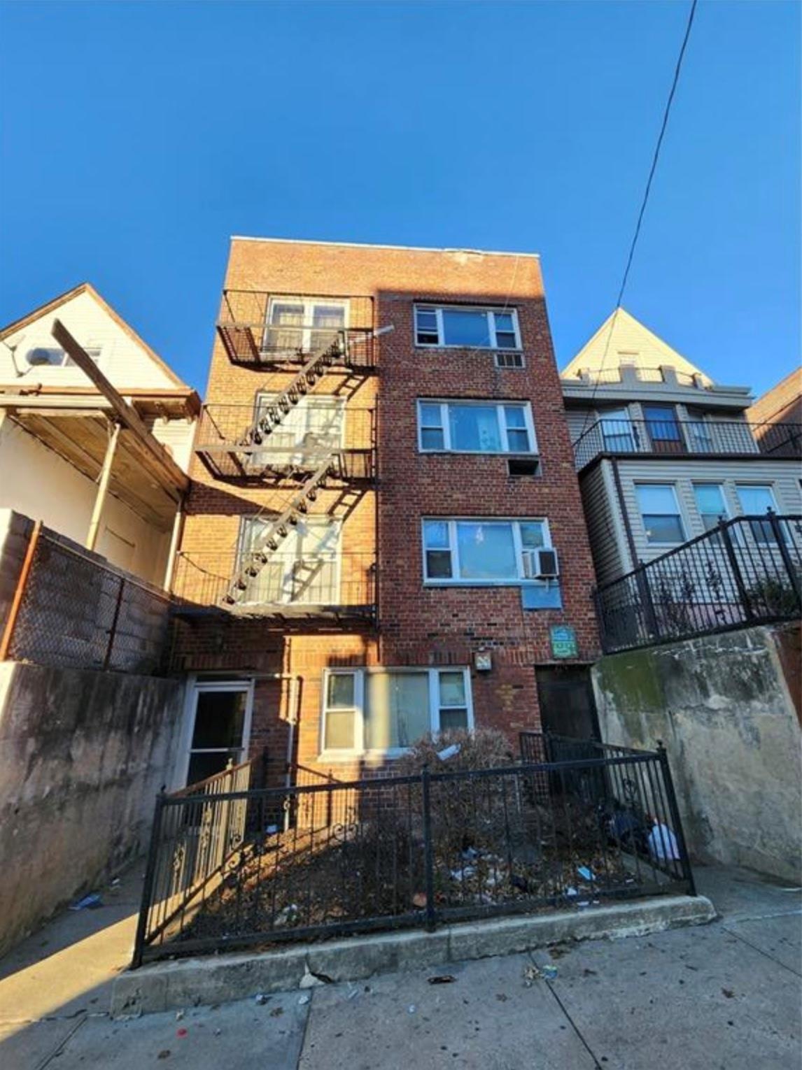 635 E 233rd Street Property Photo