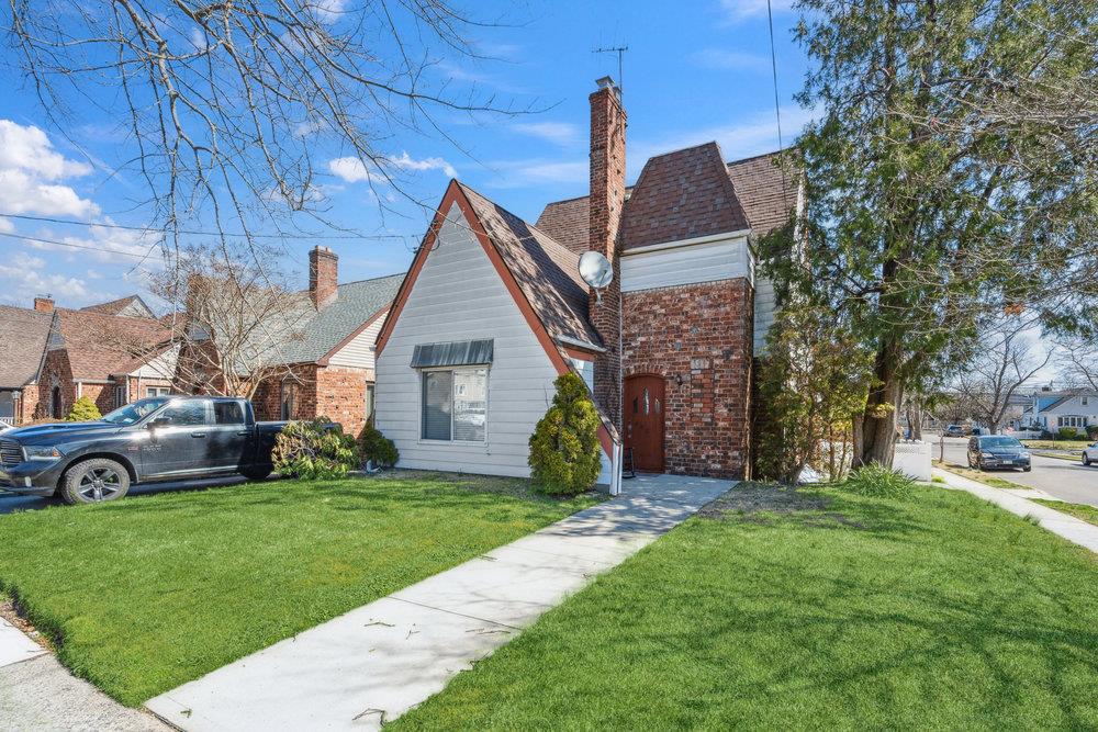 448 Nassau Boulevard Property Photo