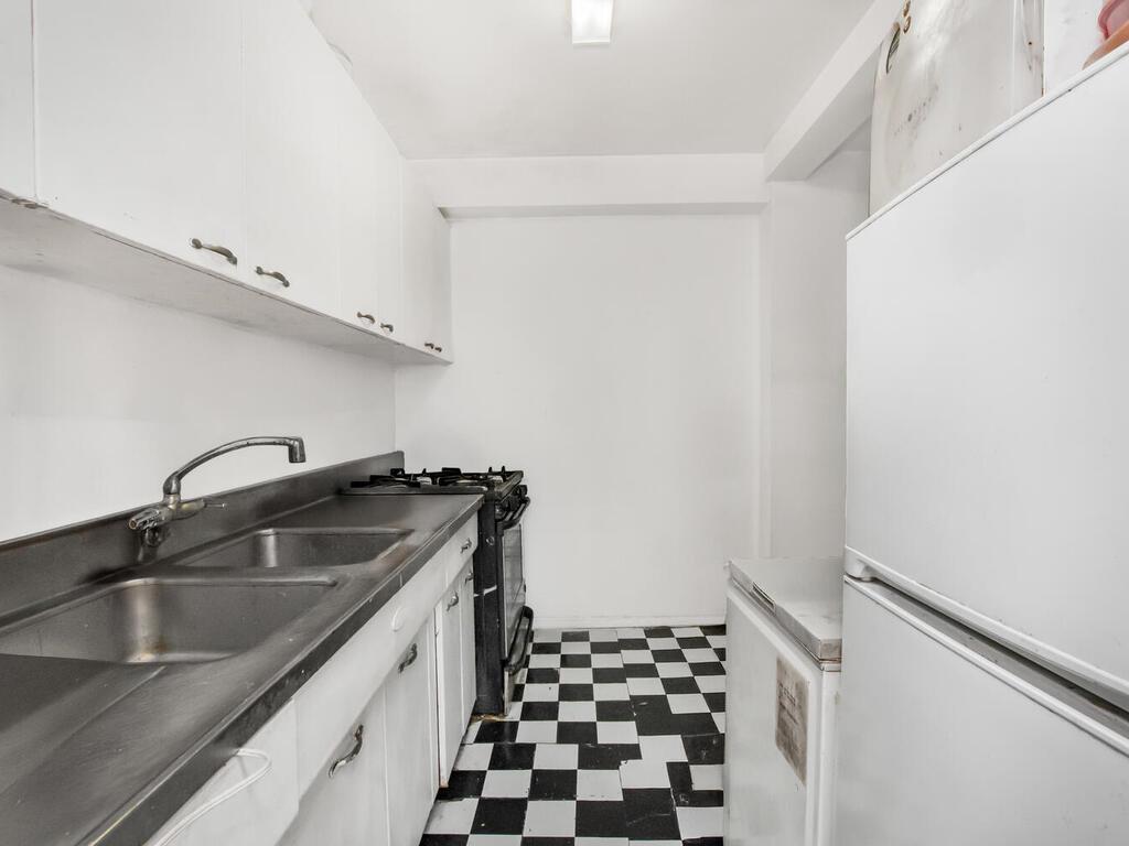4 Fordham Hill Oval 8d Property Photo 4