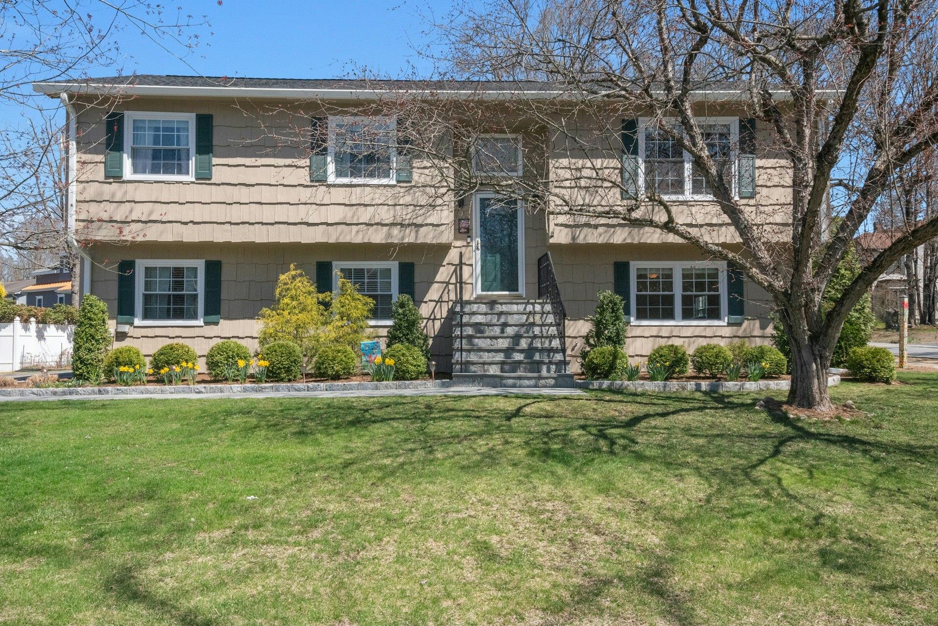 2 Old Village Ln Property Photo