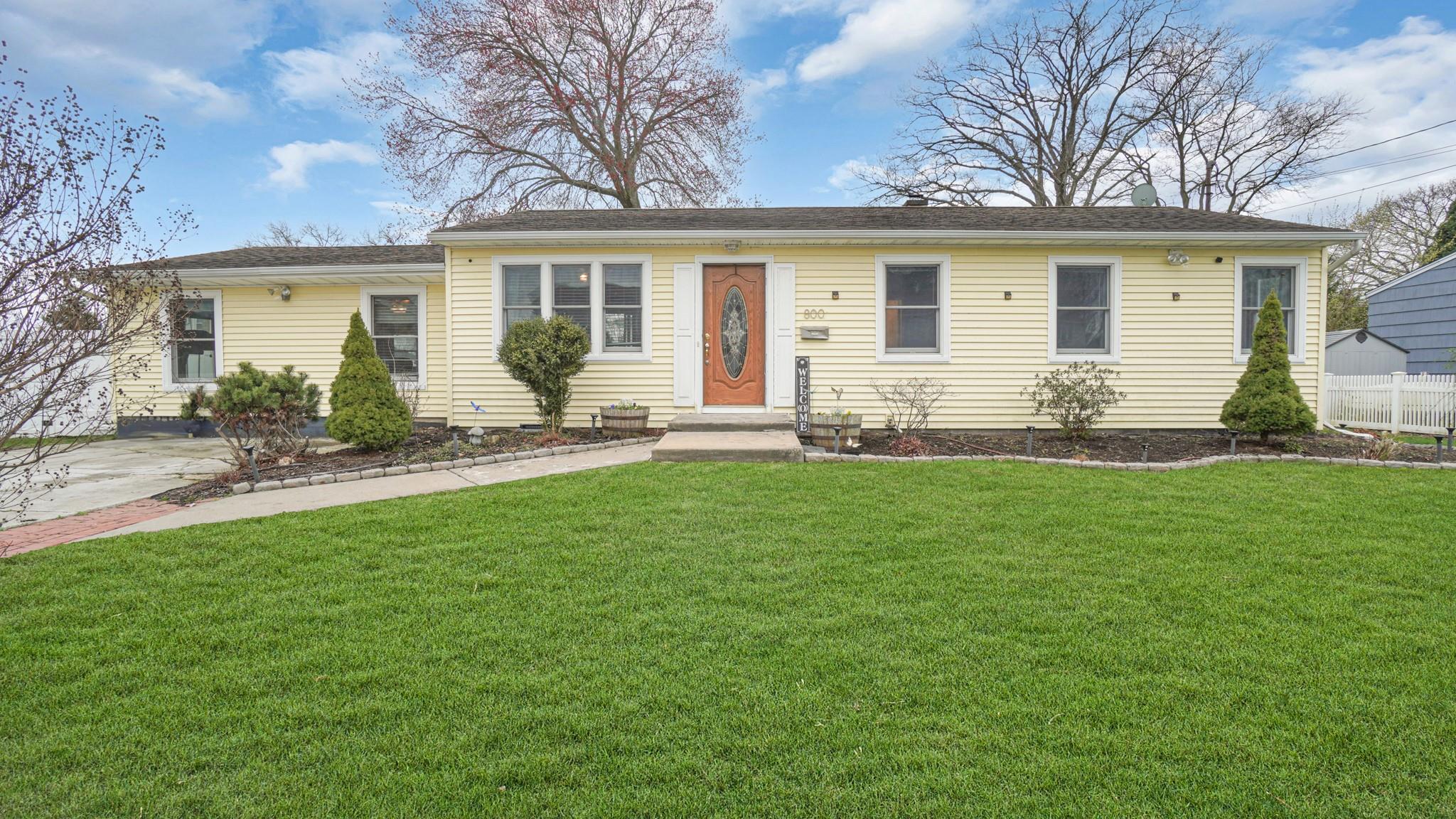 800 Peconic Avenue Property Photo