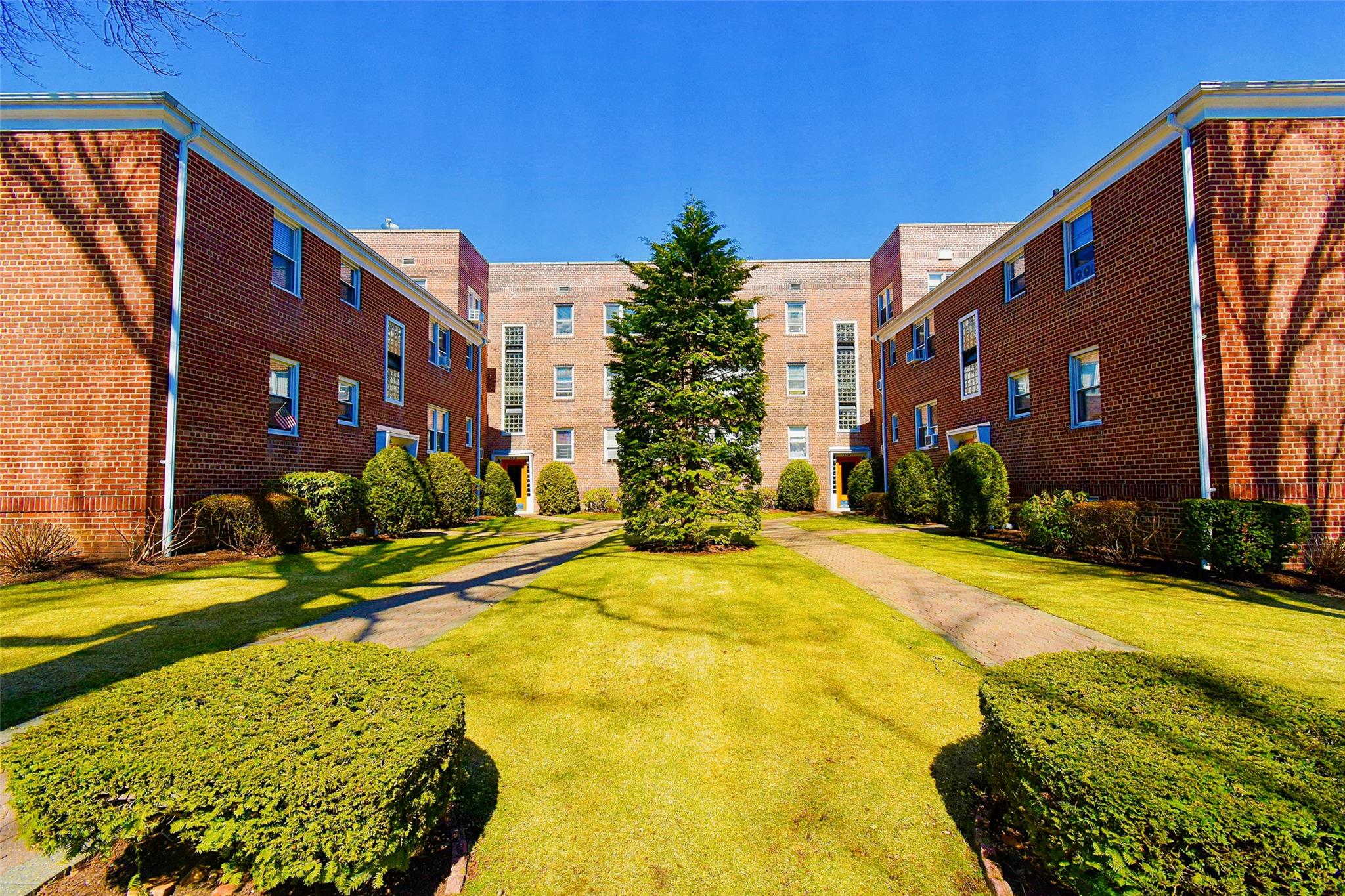 33 E Grand B3c Property Photo
