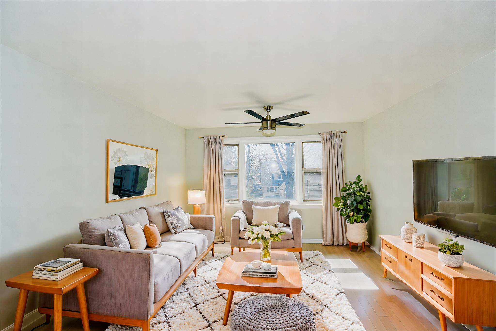 33 E Grand B3c Property Photo 3