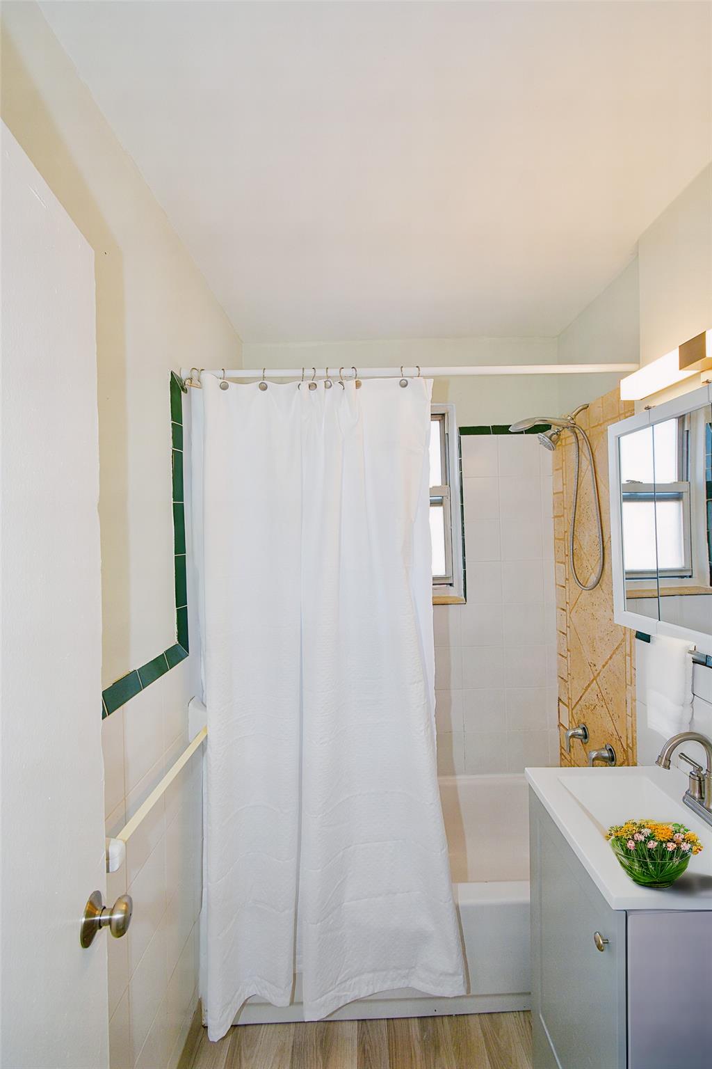 33 E Grand B3c Property Photo 8