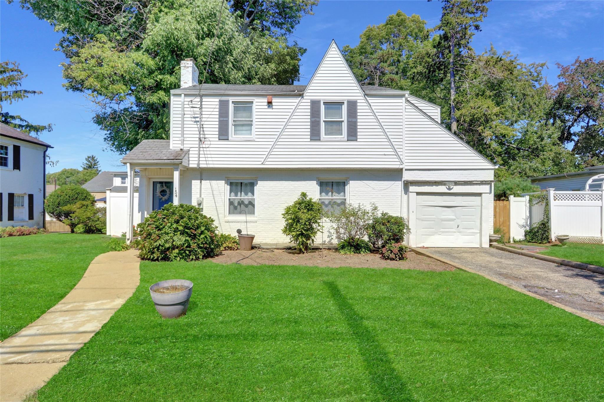 154 California Avenue Property Photo