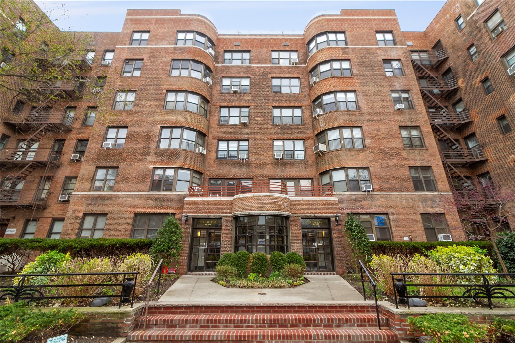 98-120 Queens Blvd Property Photo