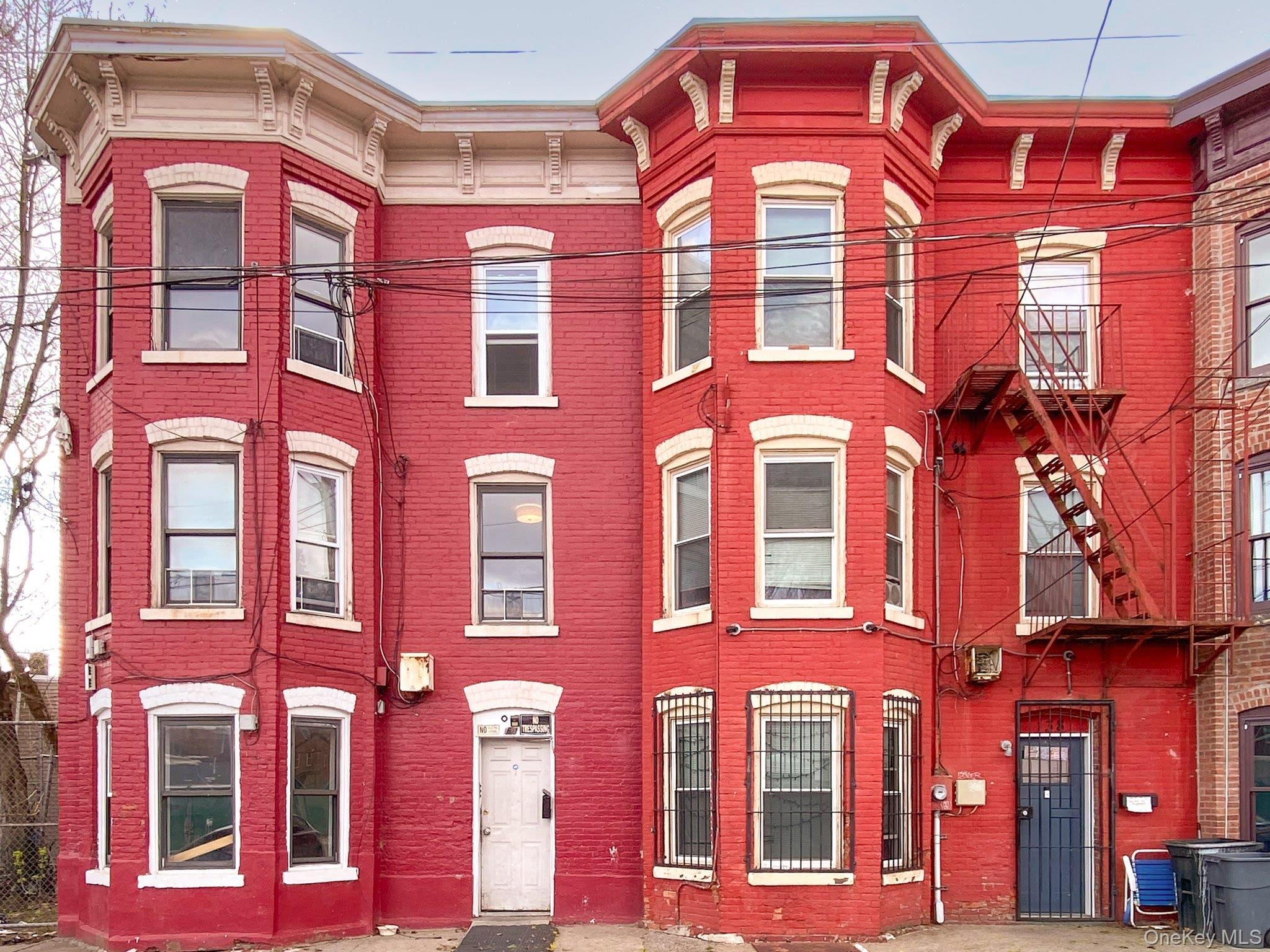 138 S Clark Street Property Photo 1