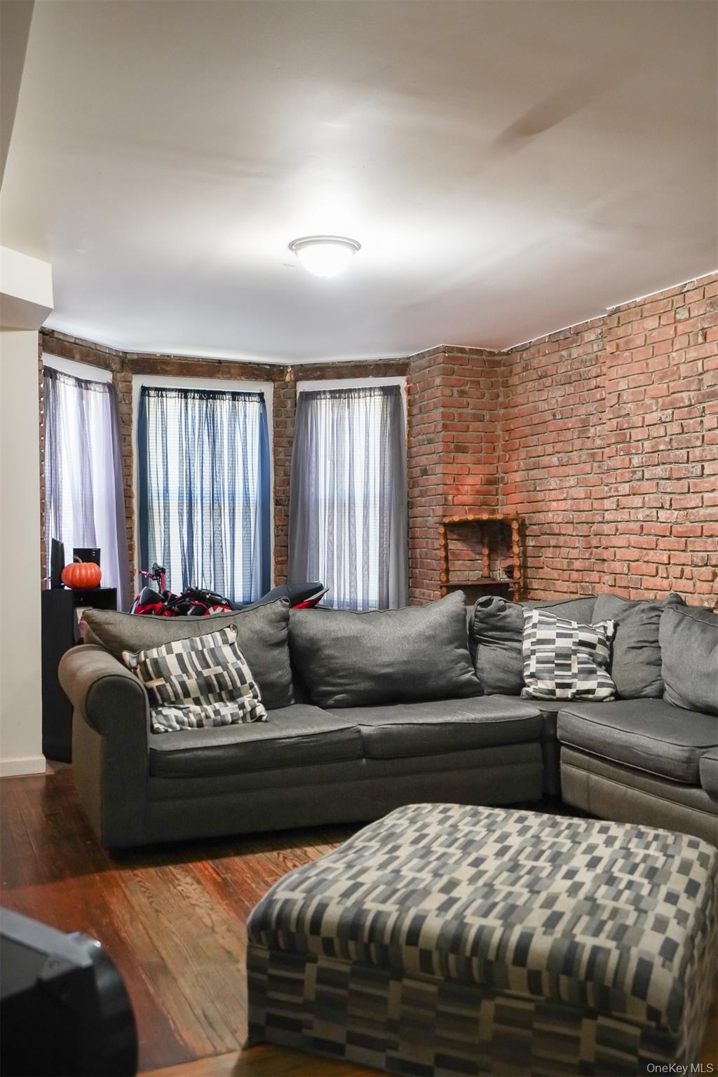 138 S Clark Street Property Photo 4