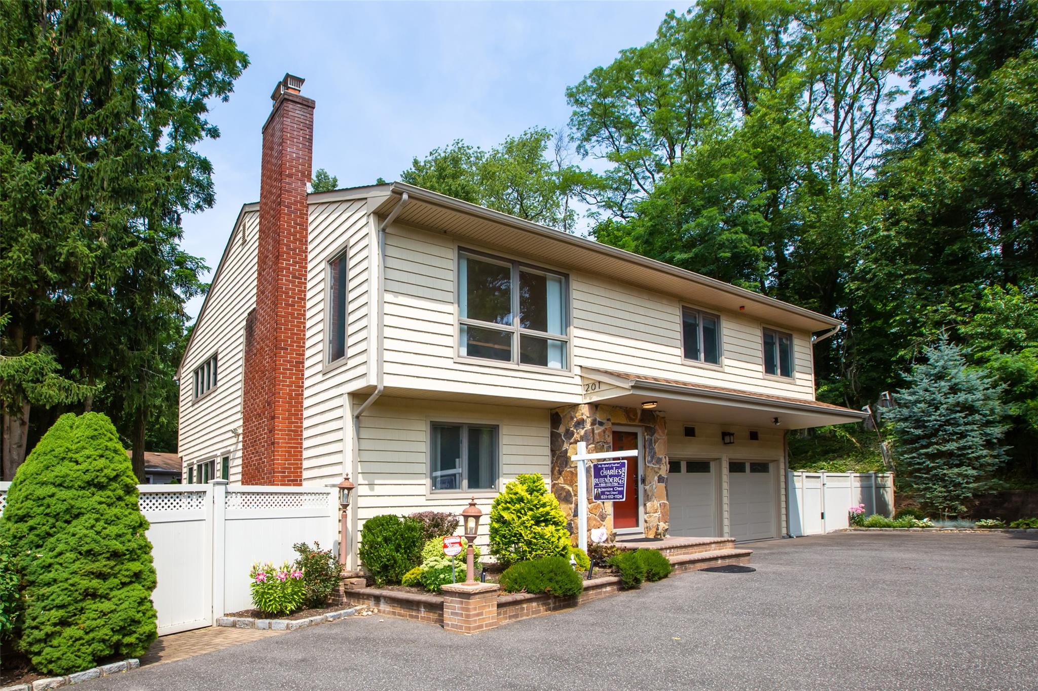 201 Woodbury Rd Property Photo