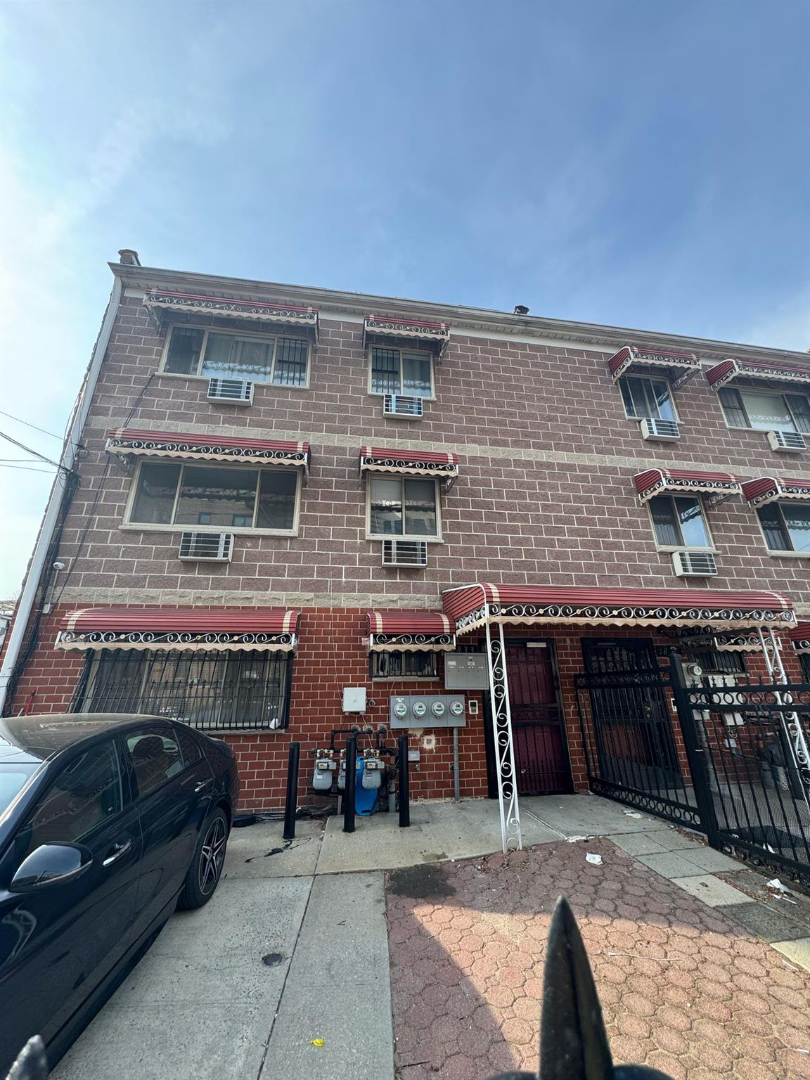 1833 Harrison Ave Property Photo