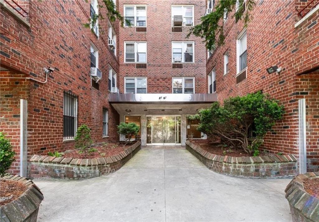 2727 Ocean Pkwy Property Photo