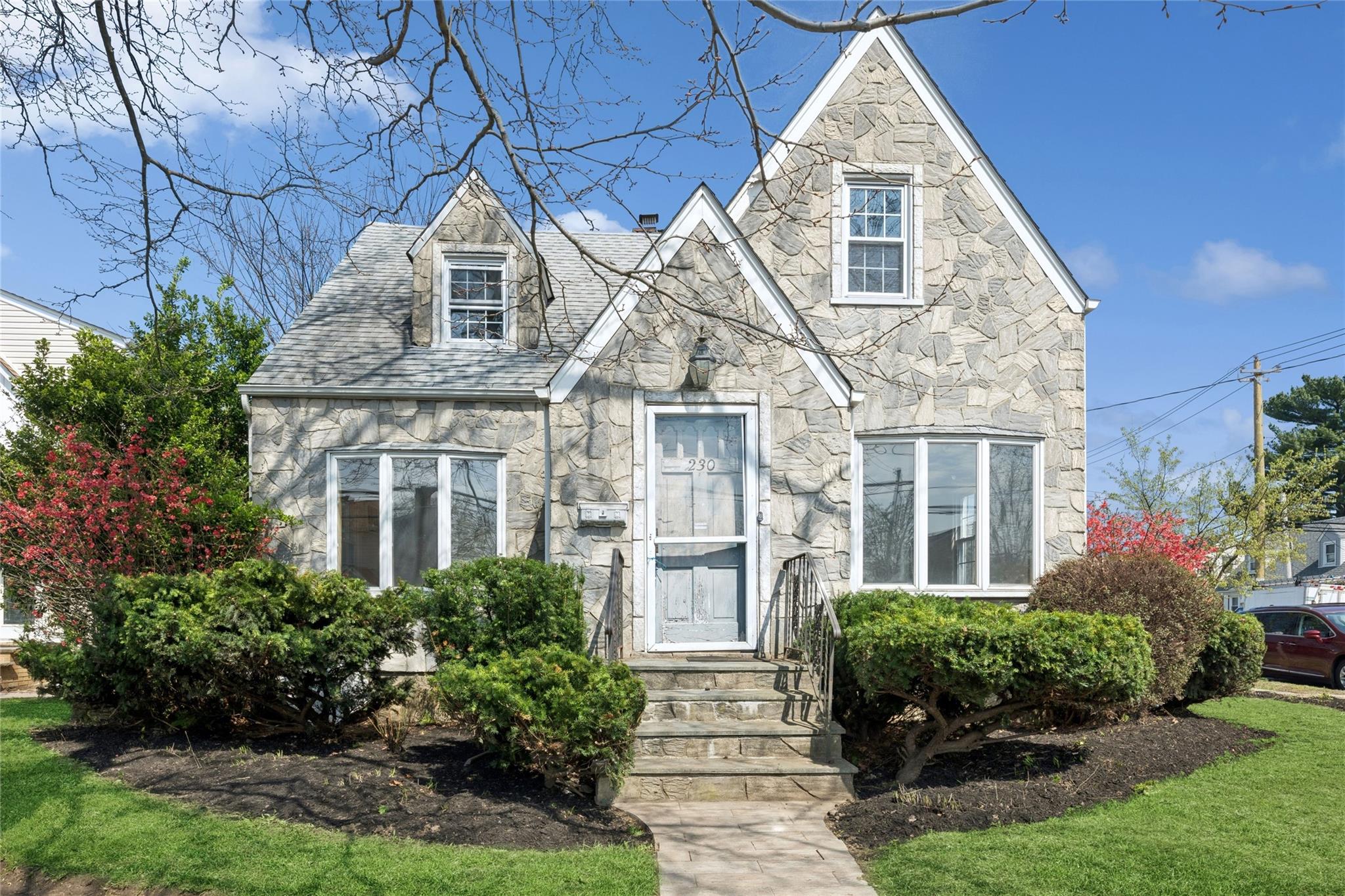 230 Roslyn Road Property Photo
