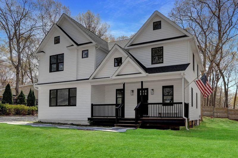 12 Syosset Road Property Photo