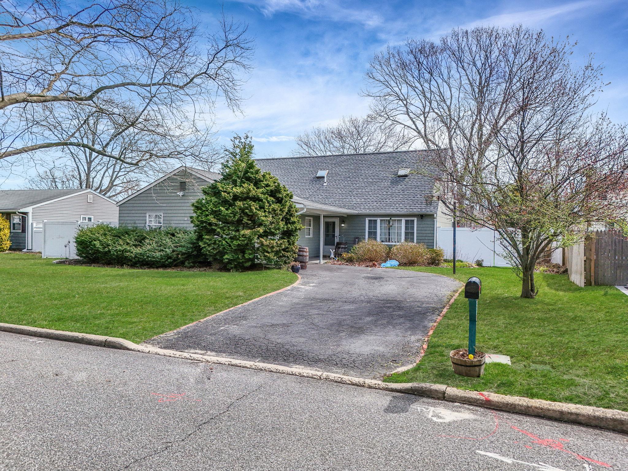 575 Bayport Avenue Property Photo