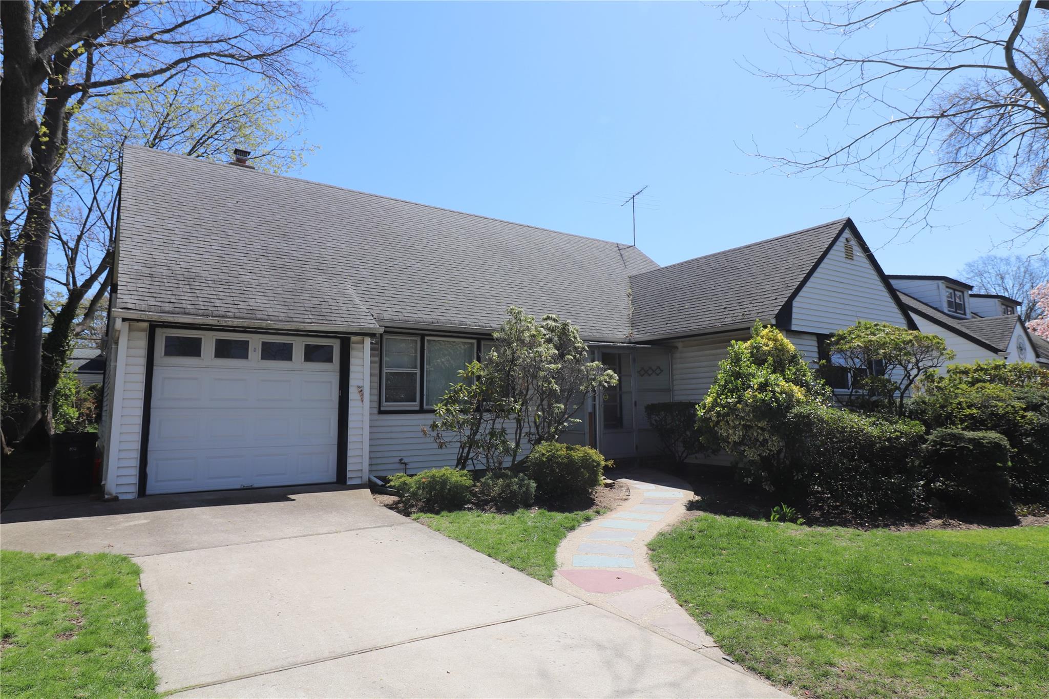 833 Dogwood Ave Property Photo