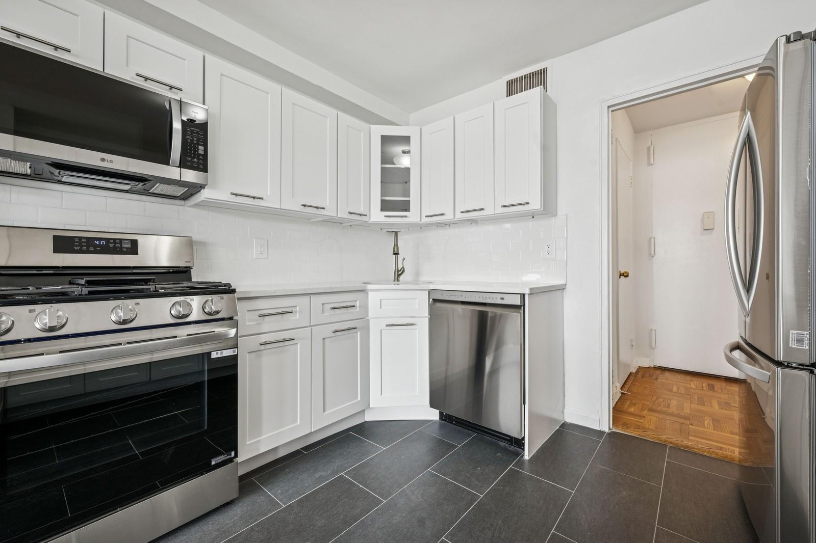166-25 Powells Cove Boulevard 8j Property Photo