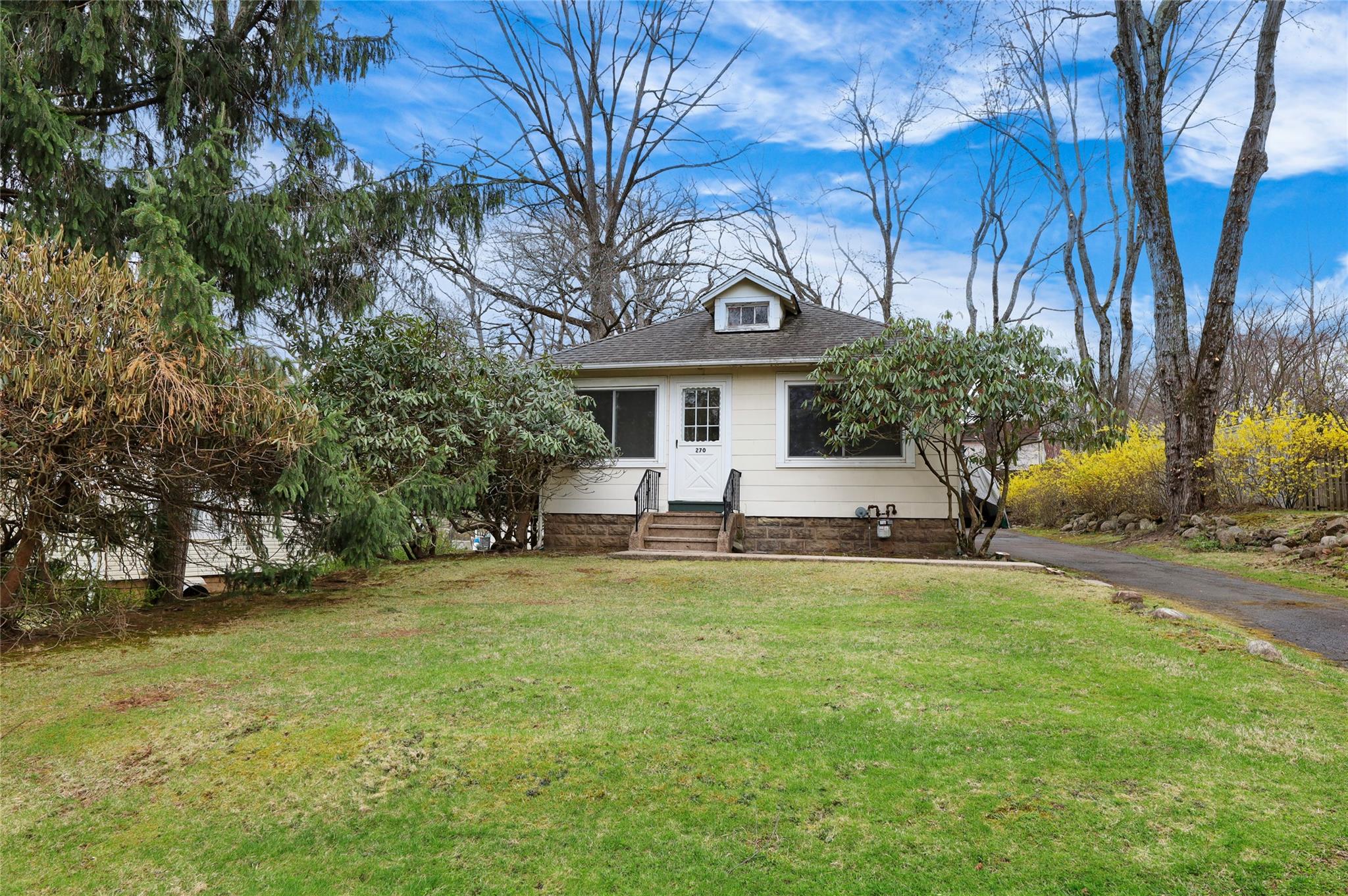 270 Maple Rd Property Photo