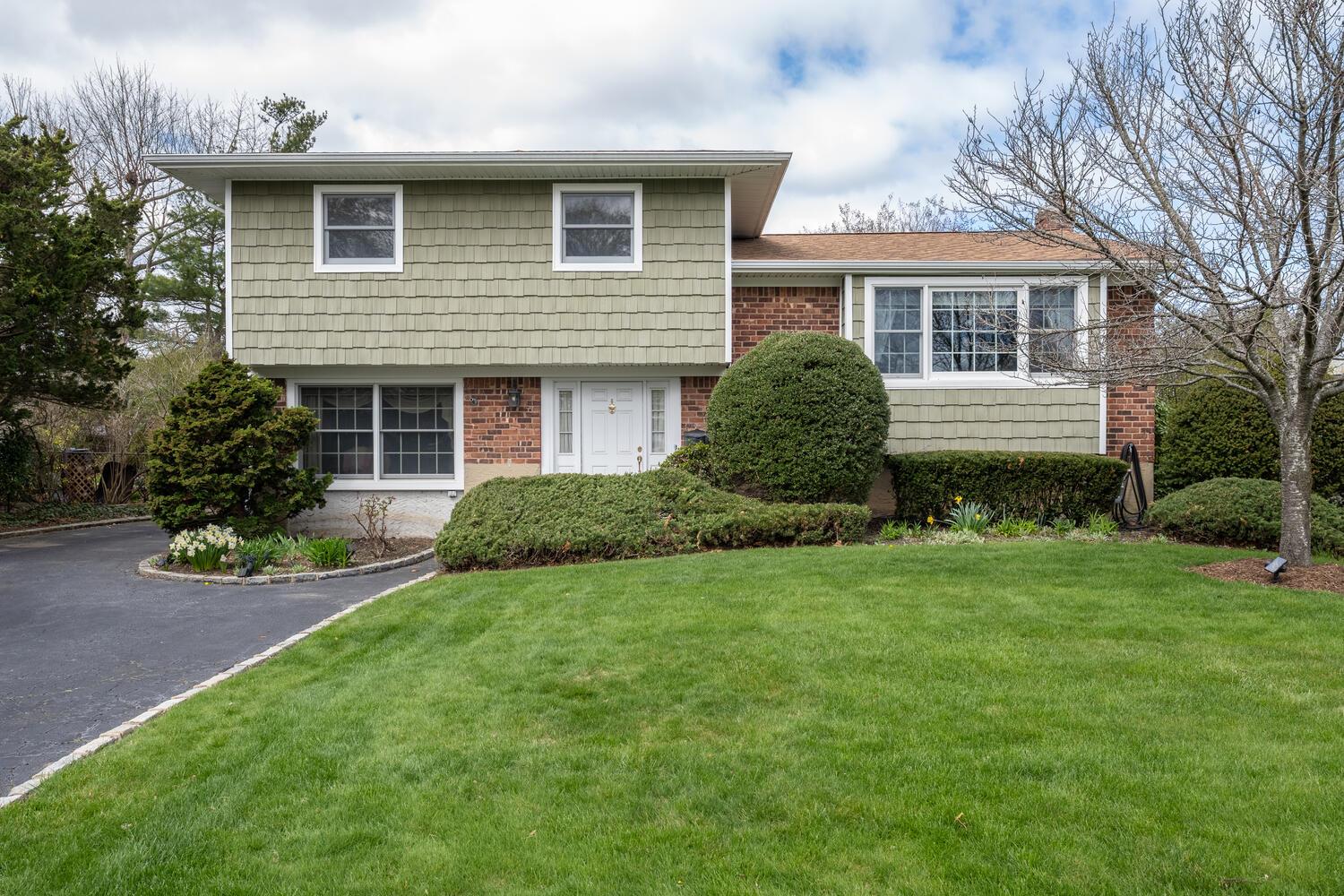 Commack Real Estate Listings Main Image