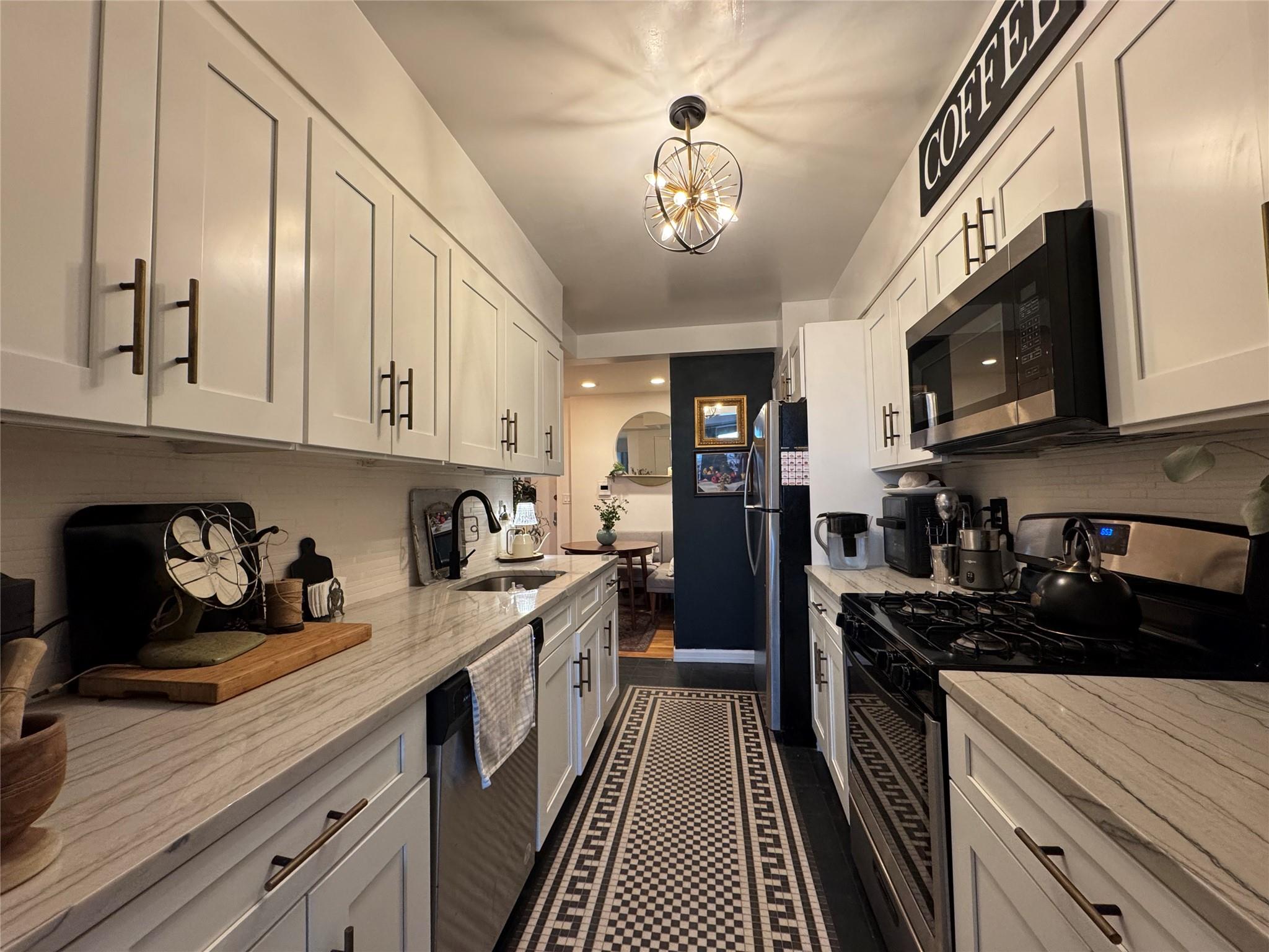 25 W Broadway Property Photo