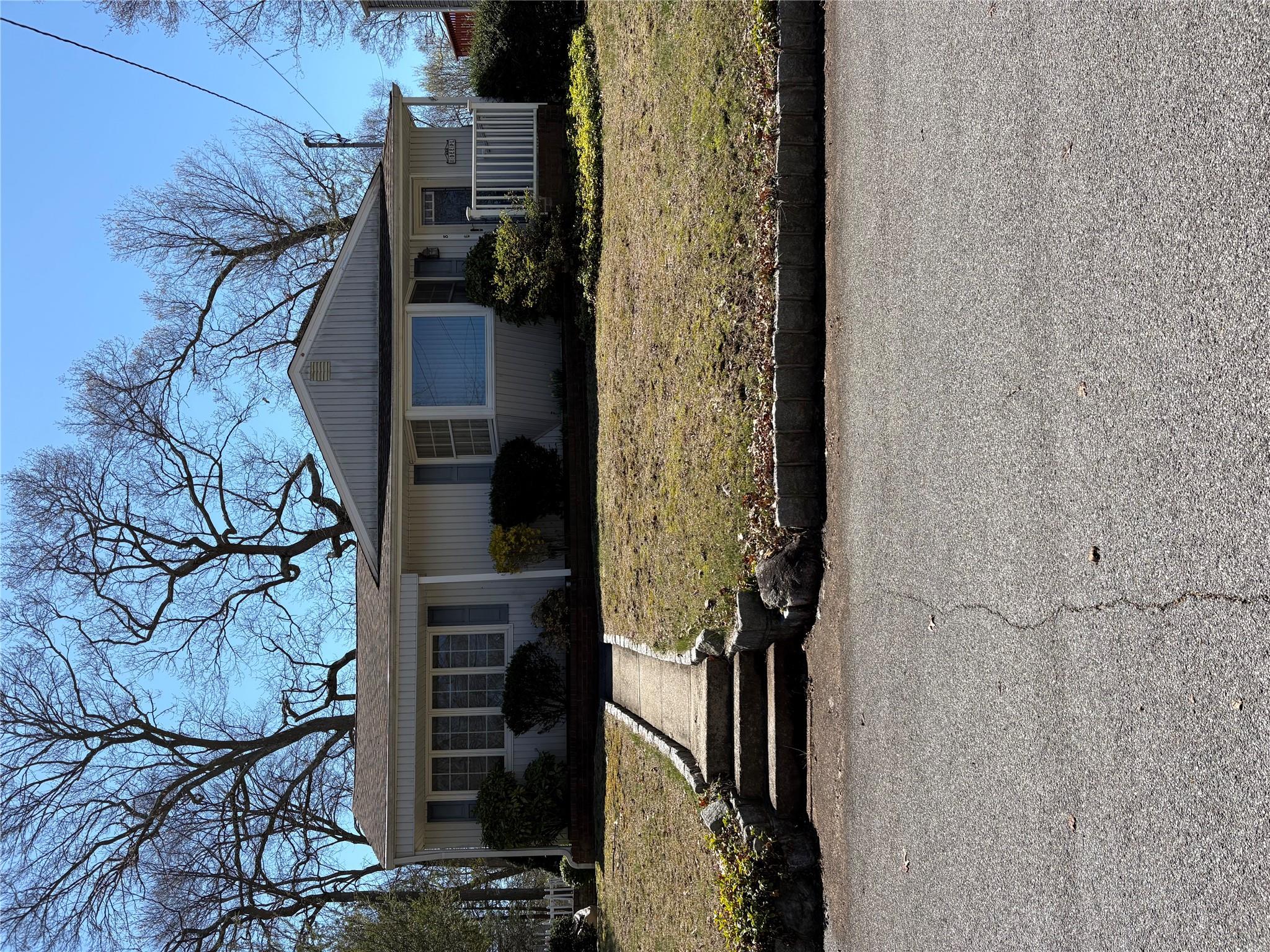 8 Dee Pl Property Photo