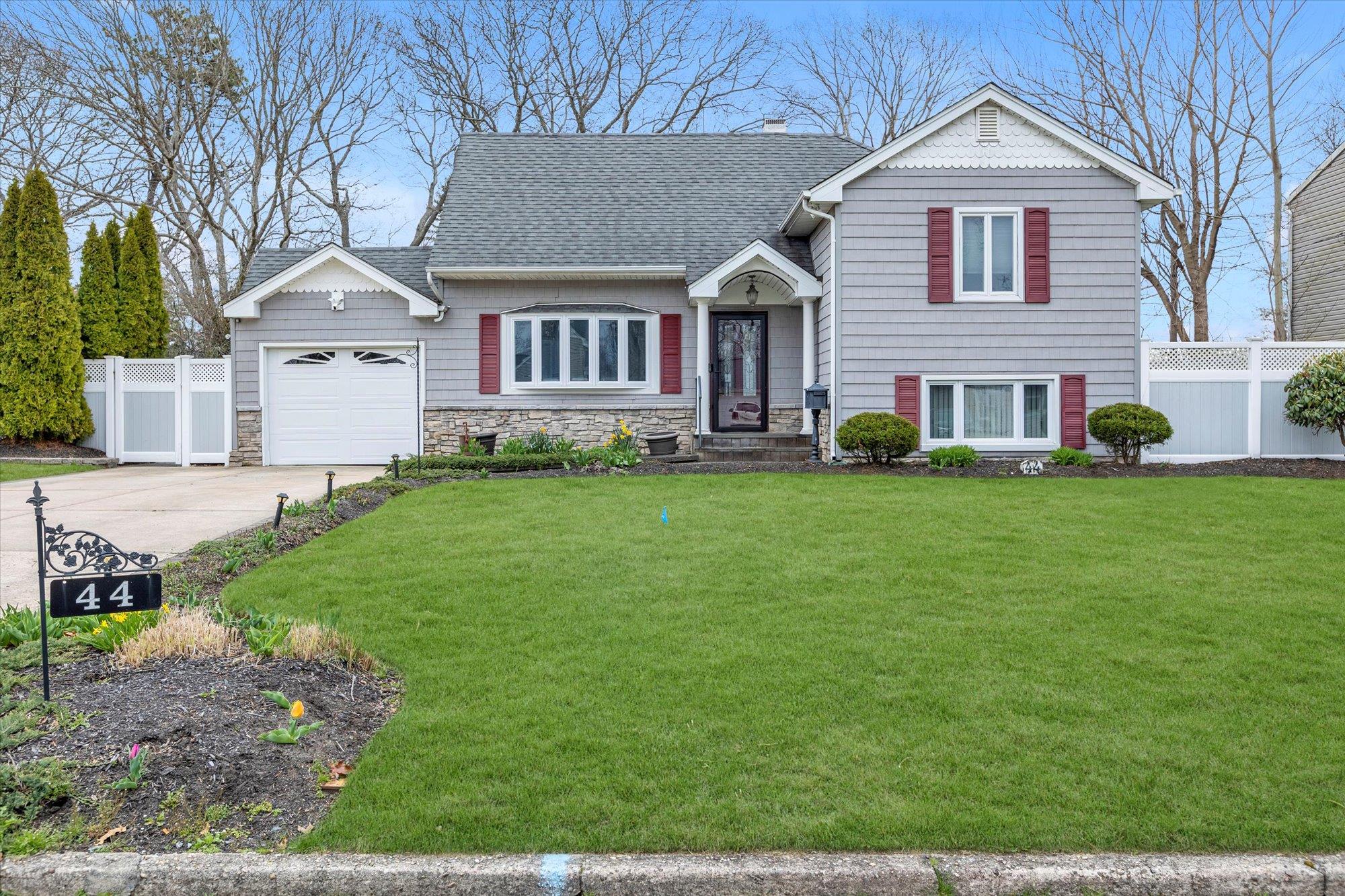 44 Picket Ln Property Photo