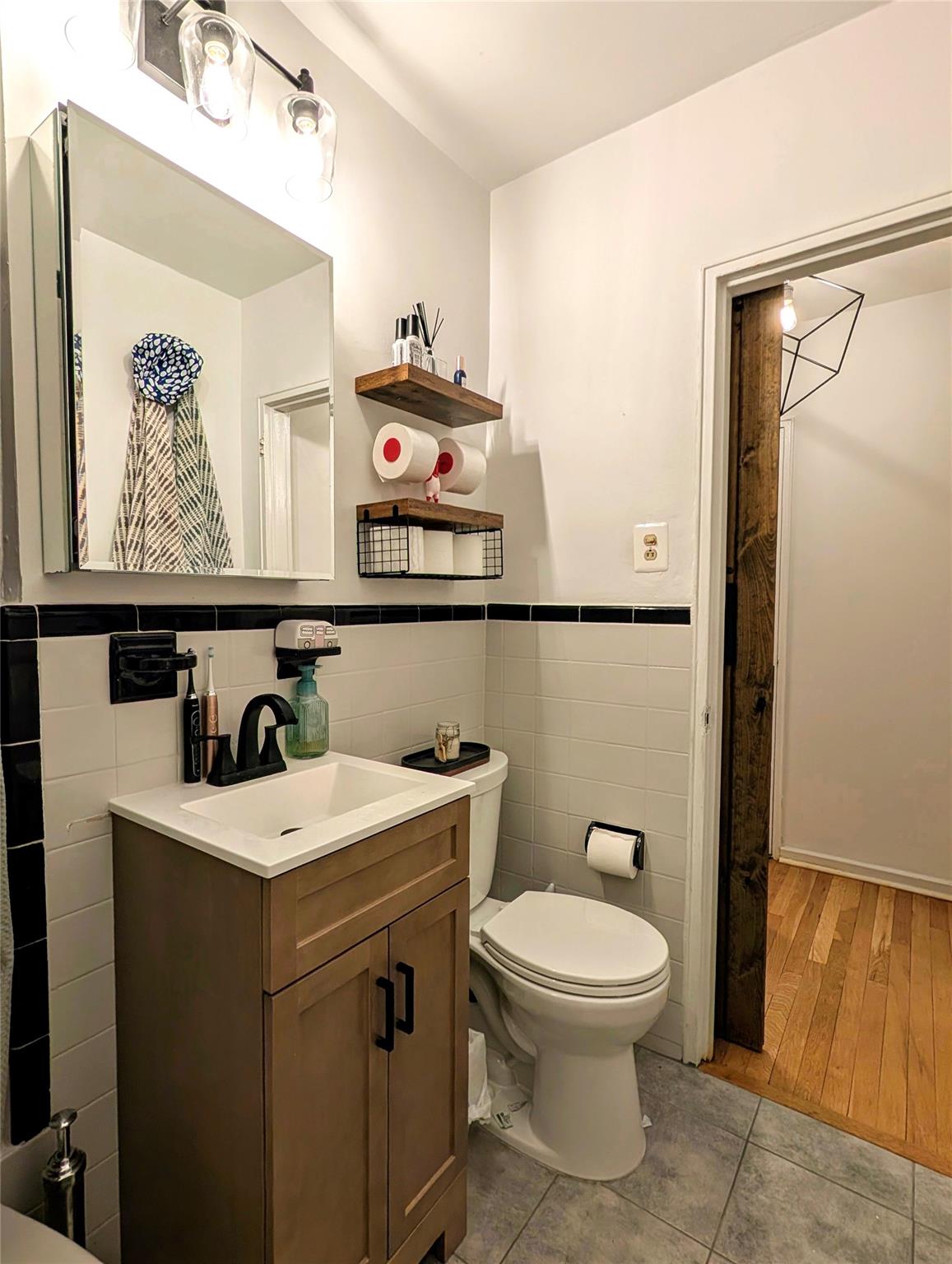 200 N Village Avenue Apt B1 Property Photo 7