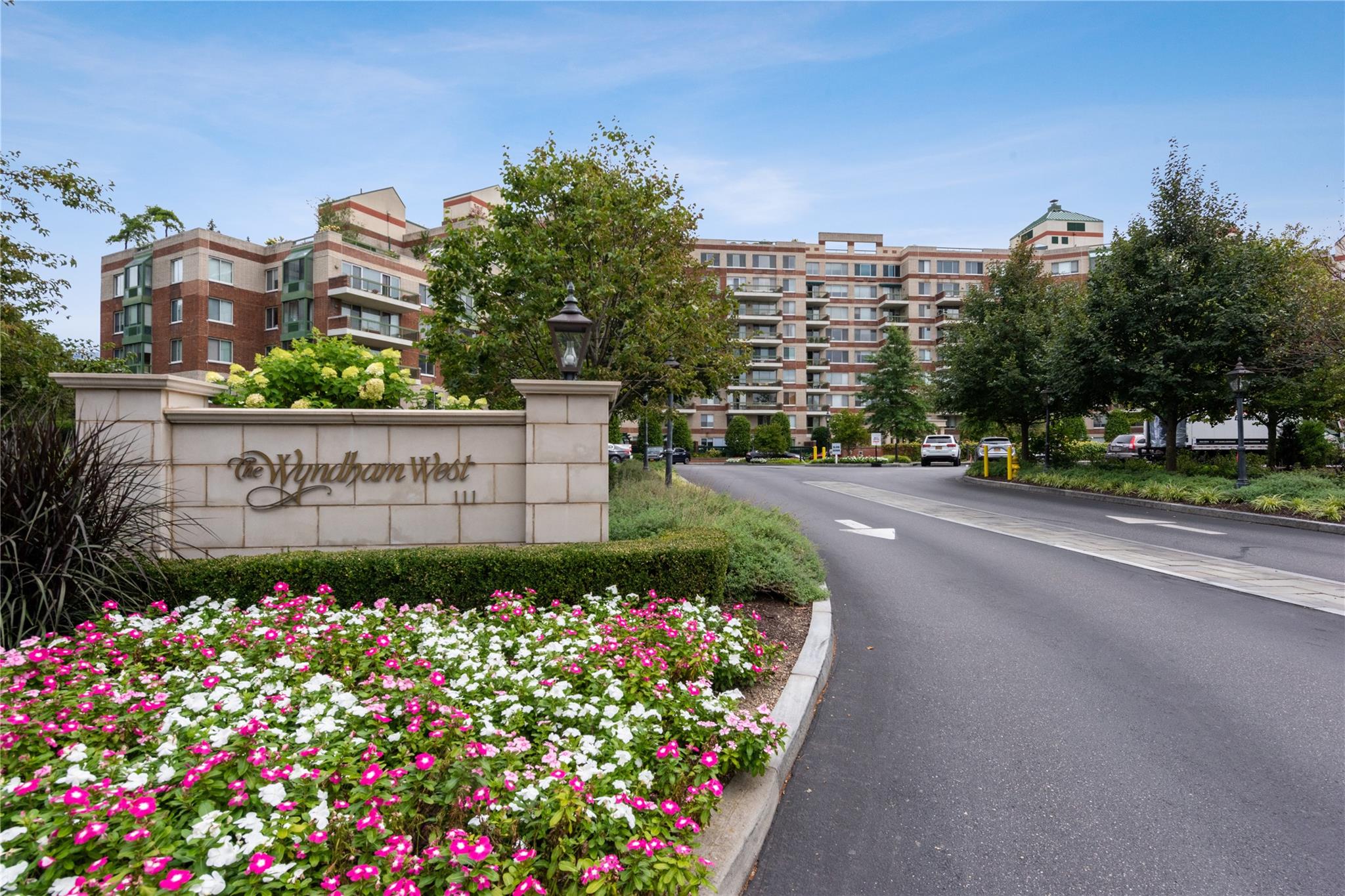 100 Hilton Ave Property Photo