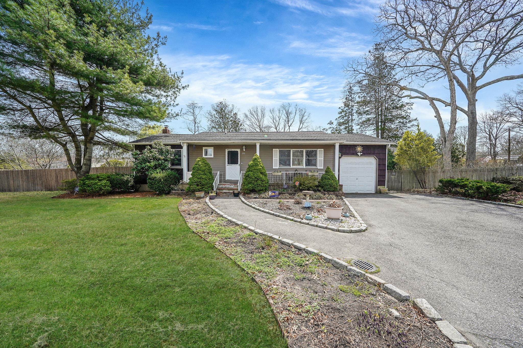 290 Carlton Dr E Property Photo