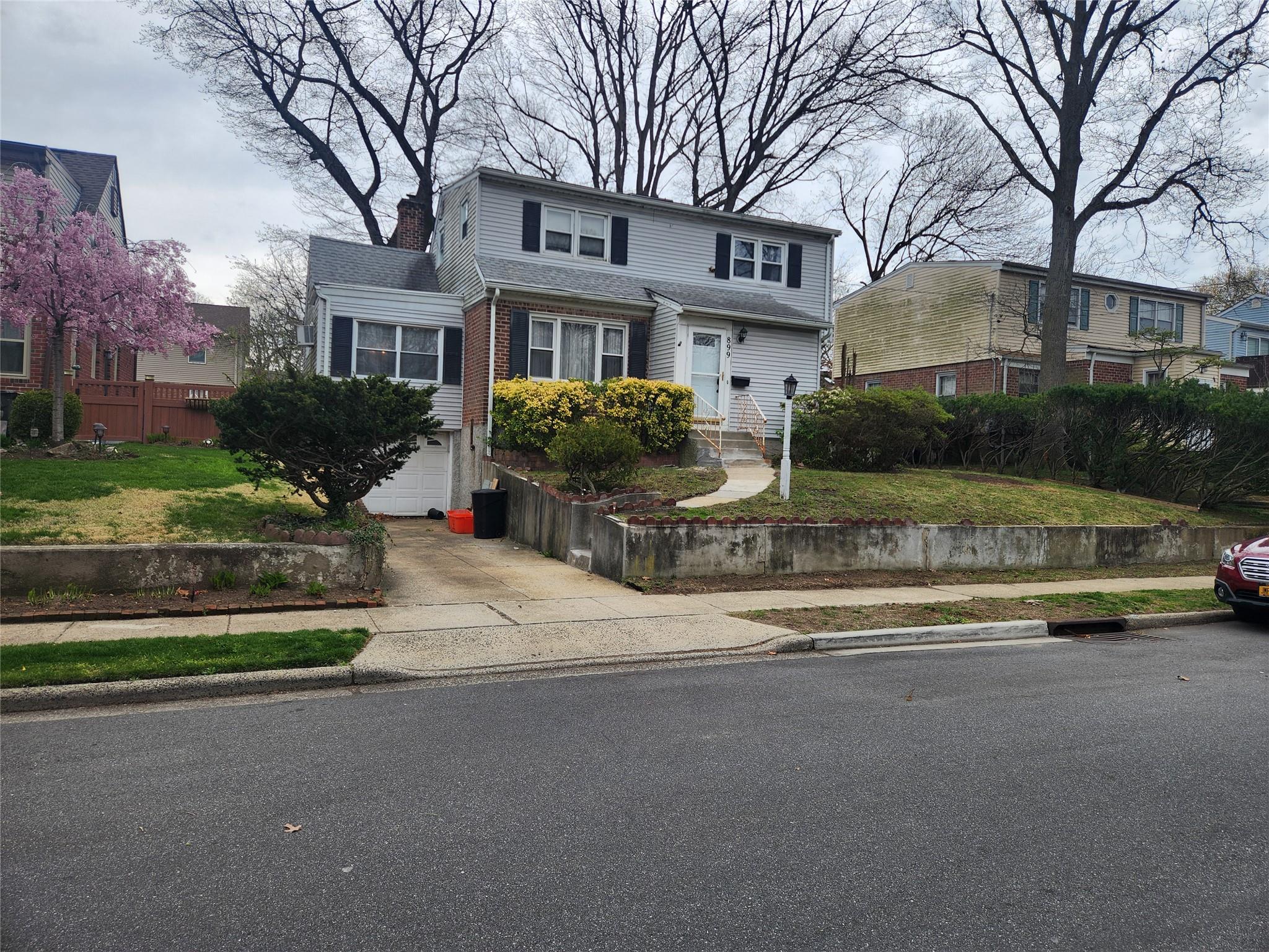 899 Cleveland St Property Photo