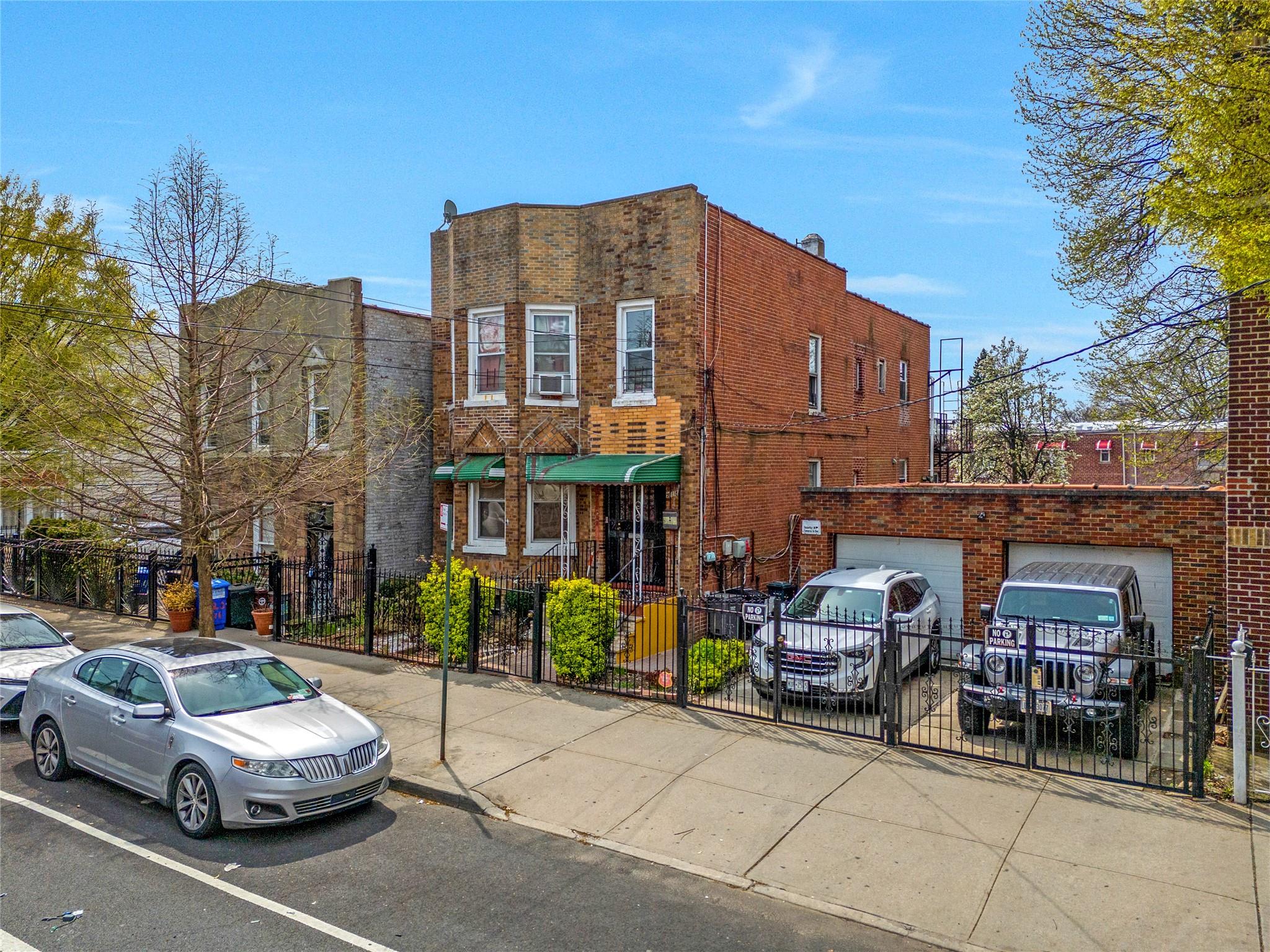 918 E 216th Street Property Photo