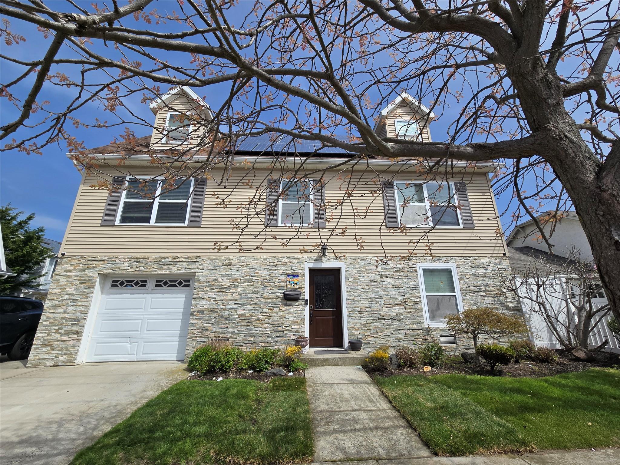 707 W Walnut St Property Photo