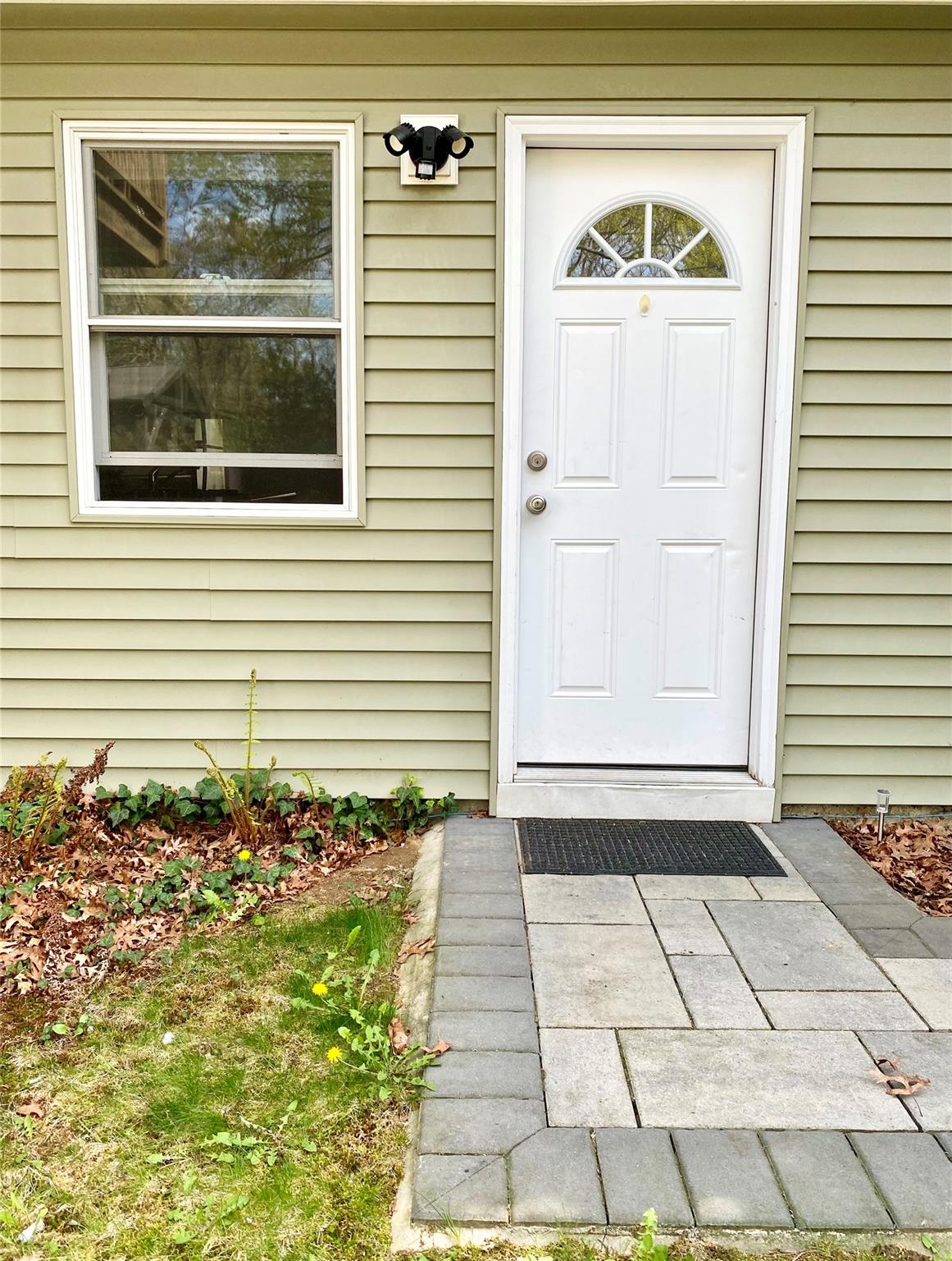 34 Roe Ave Property Photo