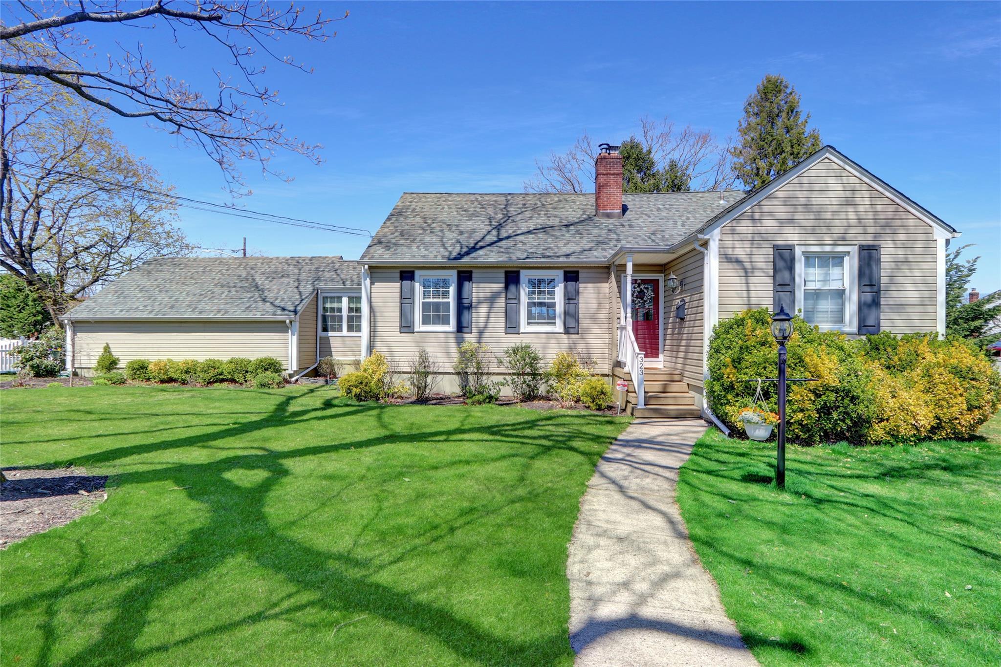 323 Montgomery Ave Property Photo