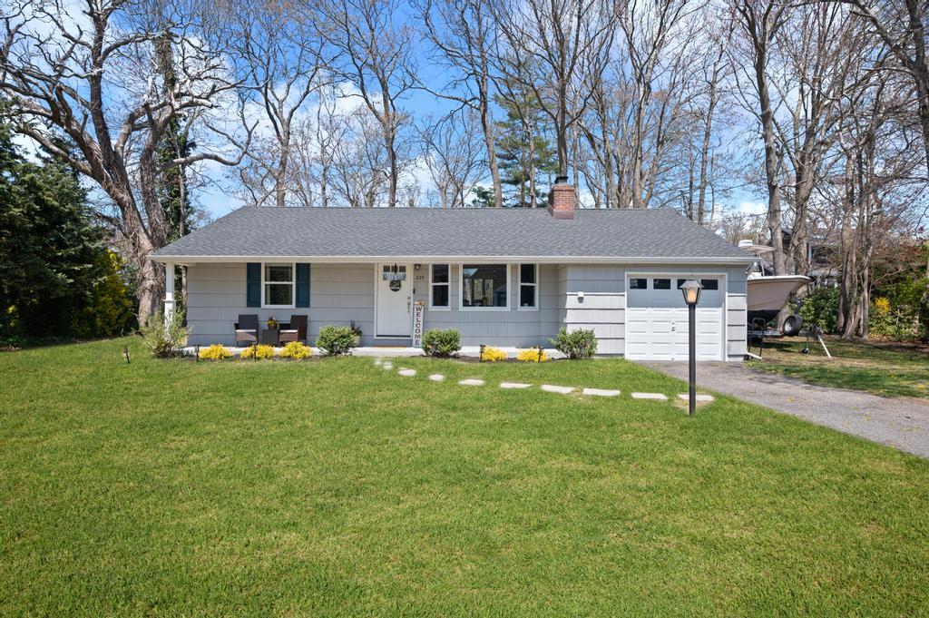 225 Connetquot Drive Property Photo