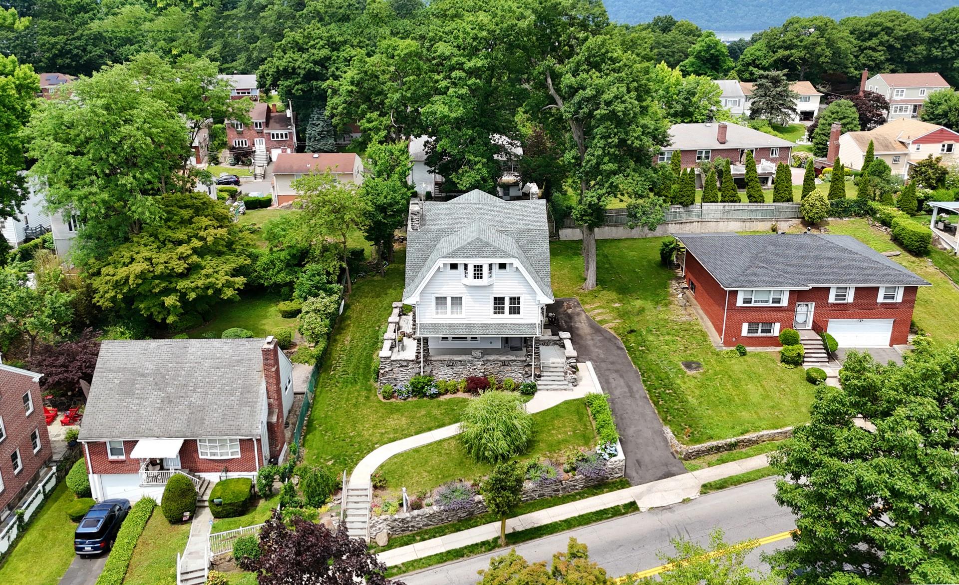 209 Van Cortlandt Park Avenue Property Photo