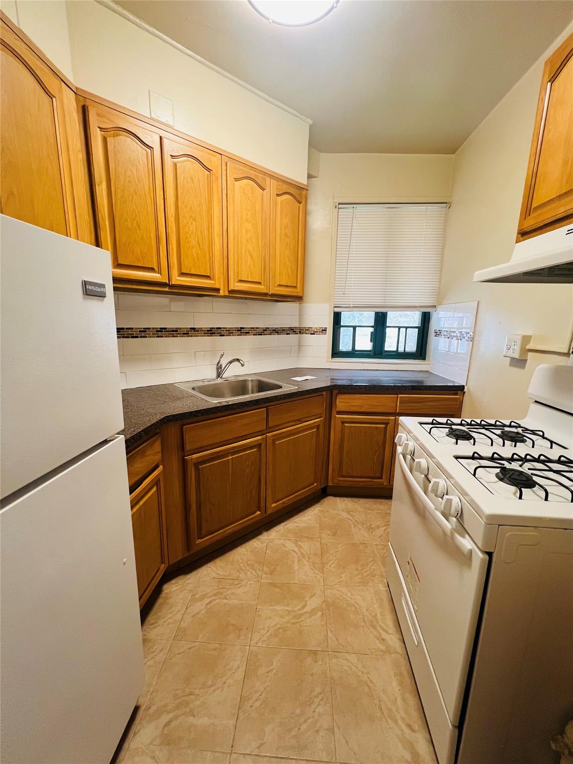 1503 Metropolitan Avenue 1g Property Photo