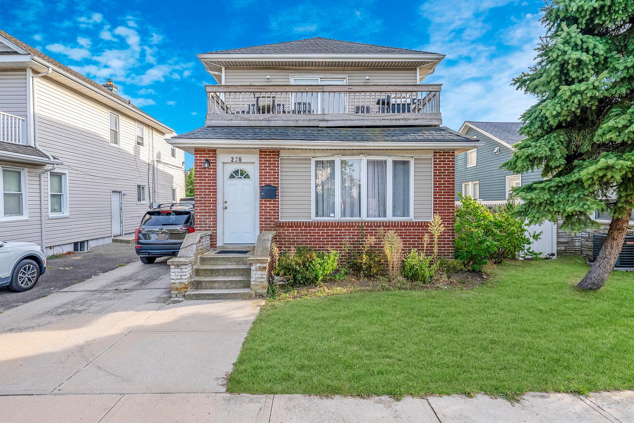 236 W Pine St Property Photo