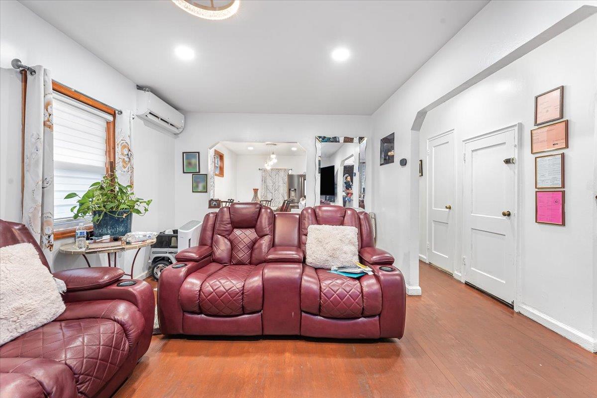 1077 Adee Ave Property Photo