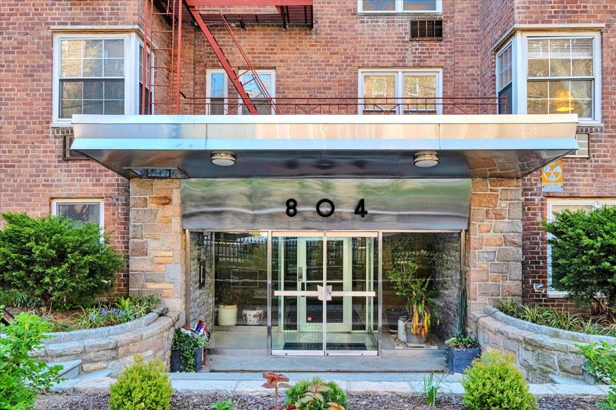 804 Bronx River Road 1a Property Photo 1