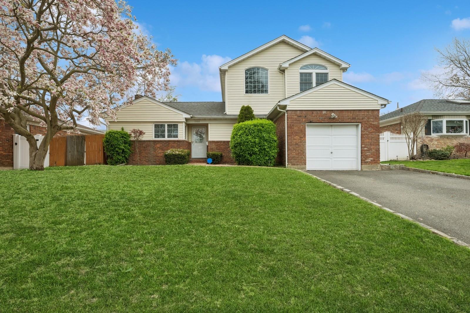 1566 Kew Avenue Property Photo