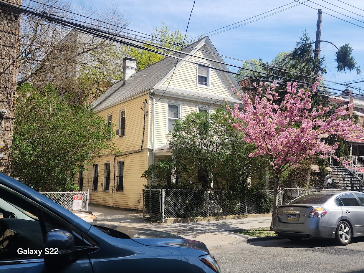 3930 Carpenter Avenue Property Photo
