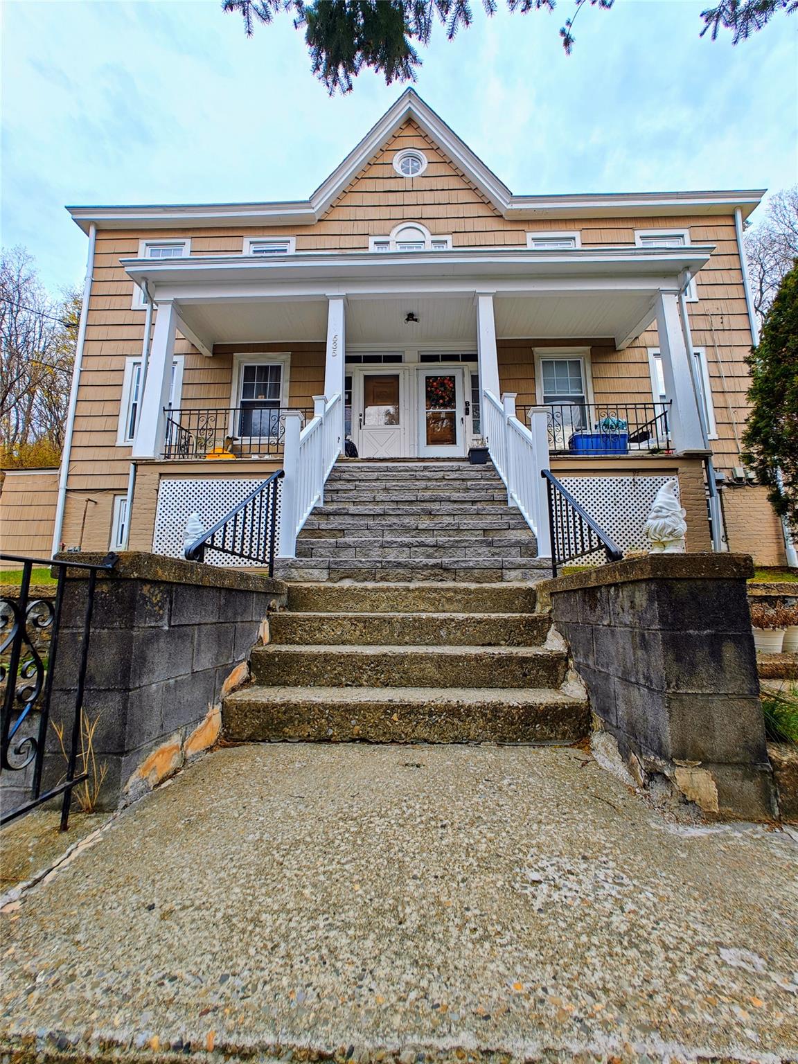 635 N Division Street Property Photo