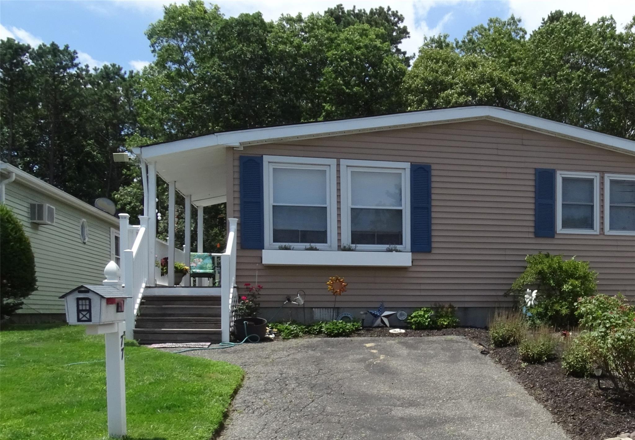 77 Village Circle W Property Photo 1