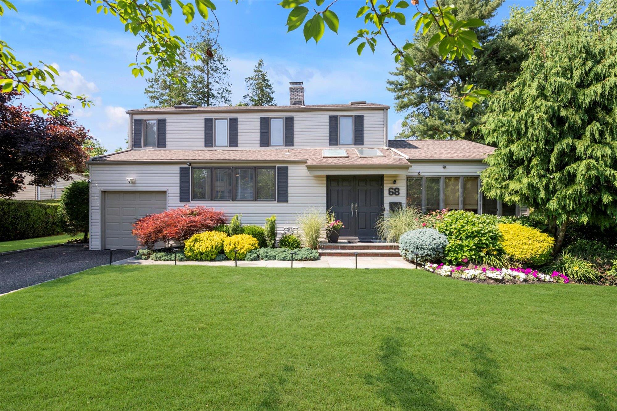Willets Road School Real Estate Listings Main Image